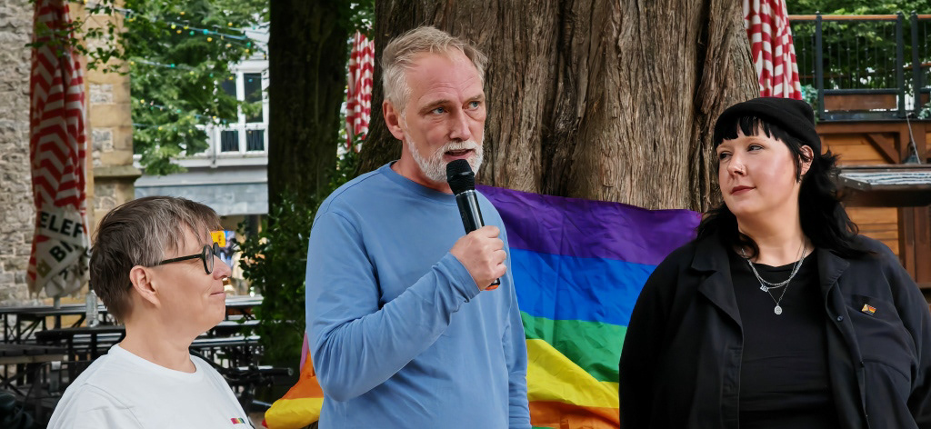 Friederike Vogts (Gleichstellungsstelle Stadt Bielefeld, Bert-Ulf und Fabi (beide BIEqueer)