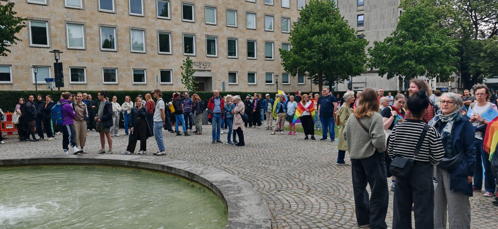 Etwa 350 Teilnehmende auf dem Altstädter Kirchplatz