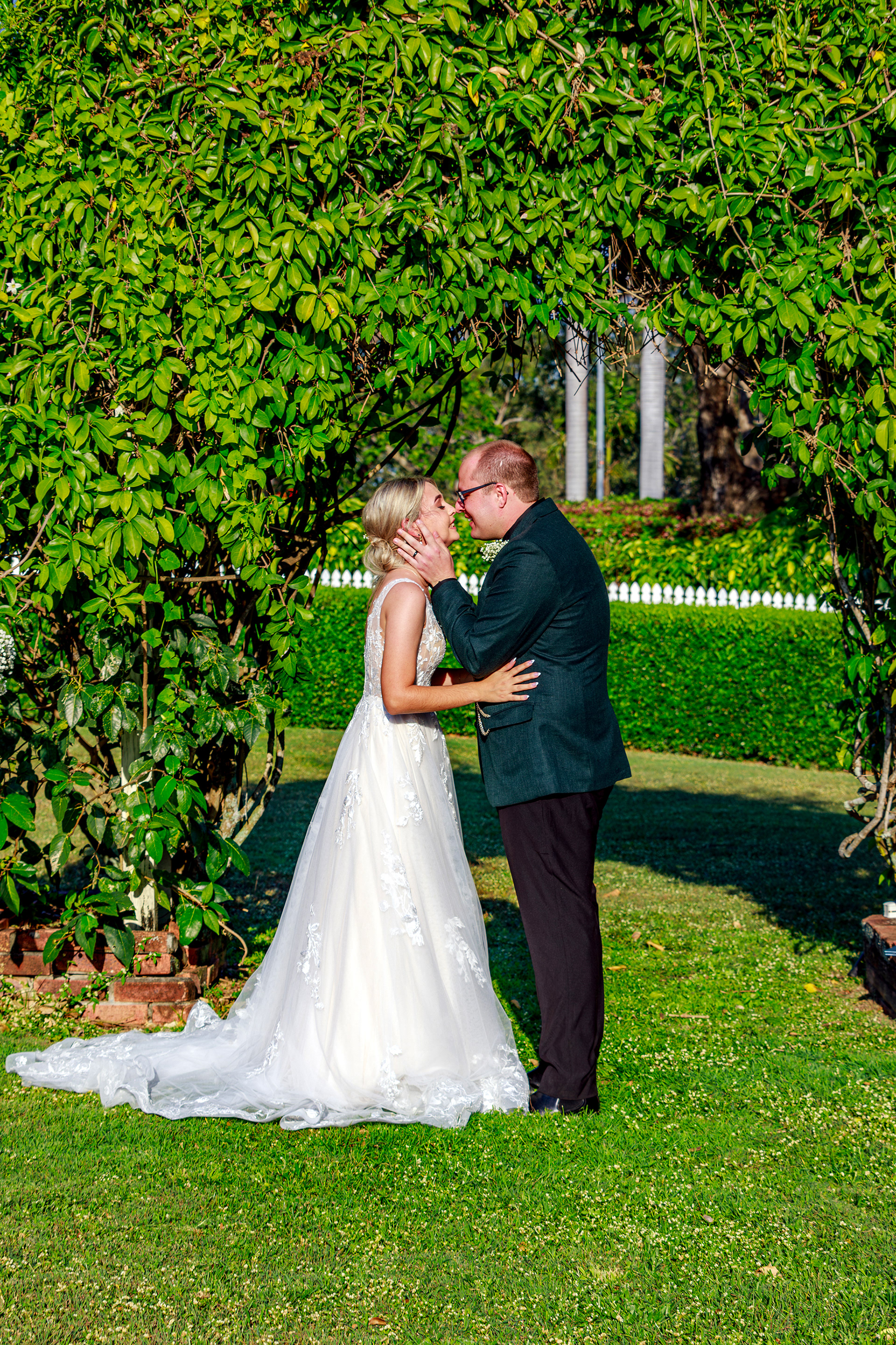 wedding first kiss