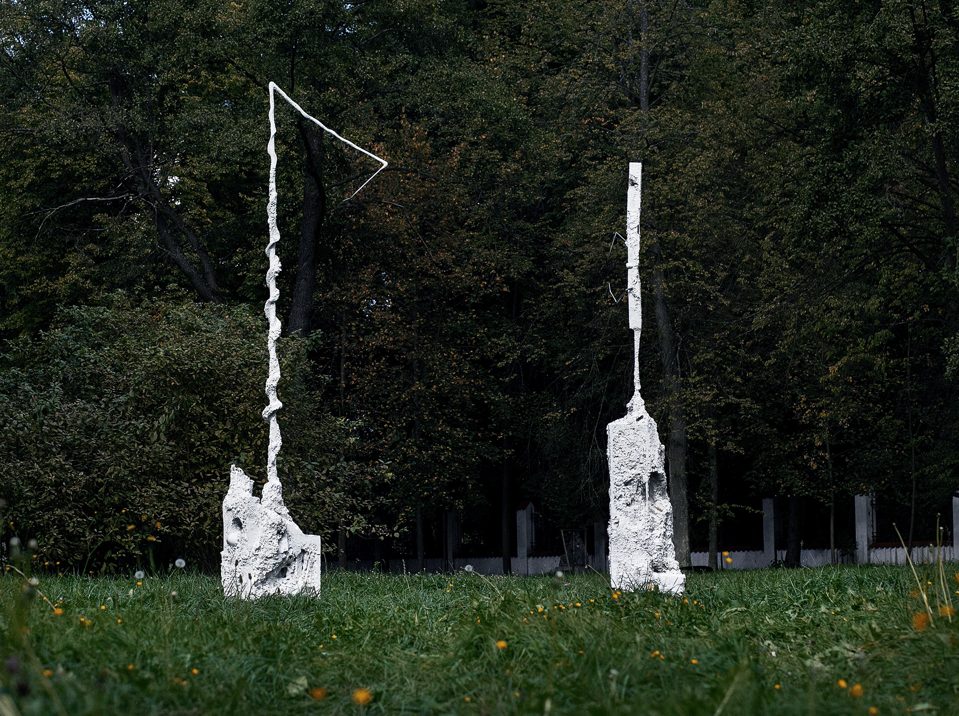 Contemporary sculpture from the Deconstruction of Survival series by Jan Gostyński, Warsaw. Constructed from steel mesh, rods, and profiles, layered with polyurethane foam and epoxy resin. The form appears fragmented and partially eroded, revealing its skeletal metal structure beneath expanding, organic surfaces. Displayed at the Centre of Polish Sculpture in Orońsko, the piece embodies a process of construction, destruction, and reconstruction, creating a raw, transitional figure that evokes both biological growth and architectural ruin. Keywords: contemporary sculpture, Jan Gostyński, Warsaw.
