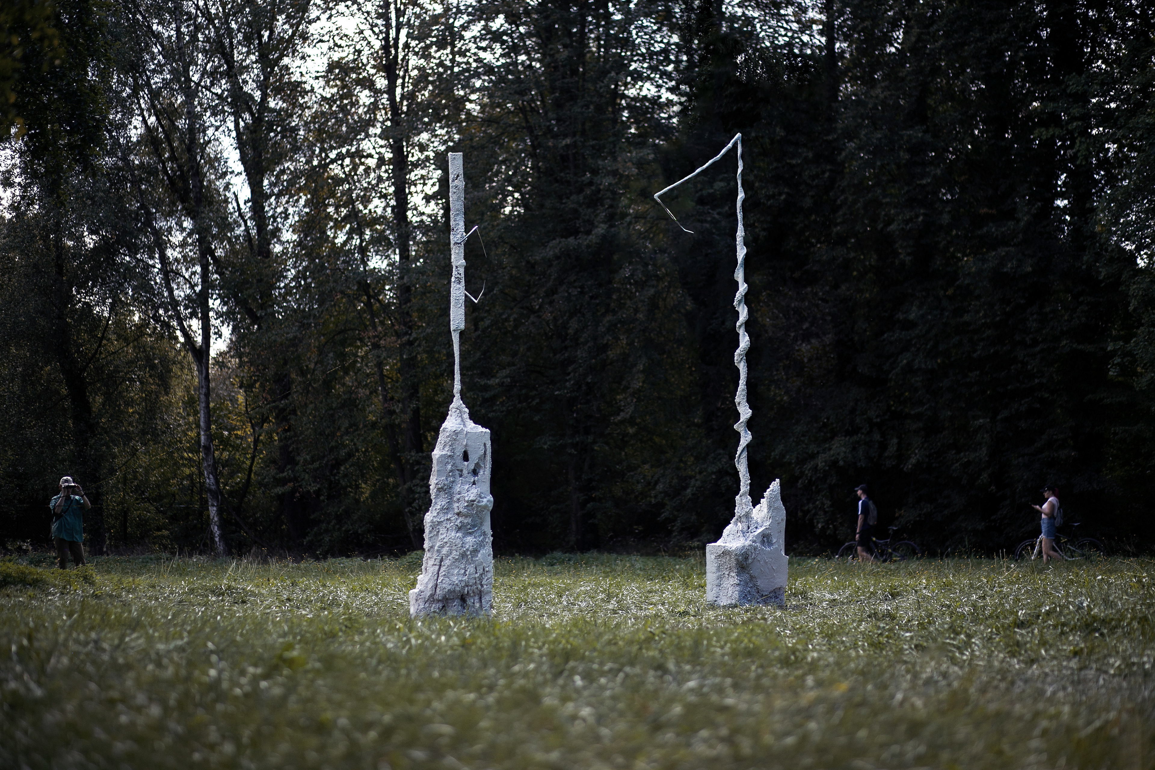 Contemporary sculpture from the Deconstruction of Survival series by Jan Gostyński, Warsaw. Constructed from steel mesh, rods, and profiles, layered with polyurethane foam and epoxy resin. The form appears fragmented and partially eroded, revealing its skeletal metal structure beneath expanding, organic surfaces. Displayed at the Centre of Polish Sculpture in Orońsko, the piece embodies a process of construction, destruction, and reconstruction, creating a raw, transitional figure that evokes both biological growth and architectural ruin. Keywords: contemporary sculpture, Jan Gostyński, Warsaw.