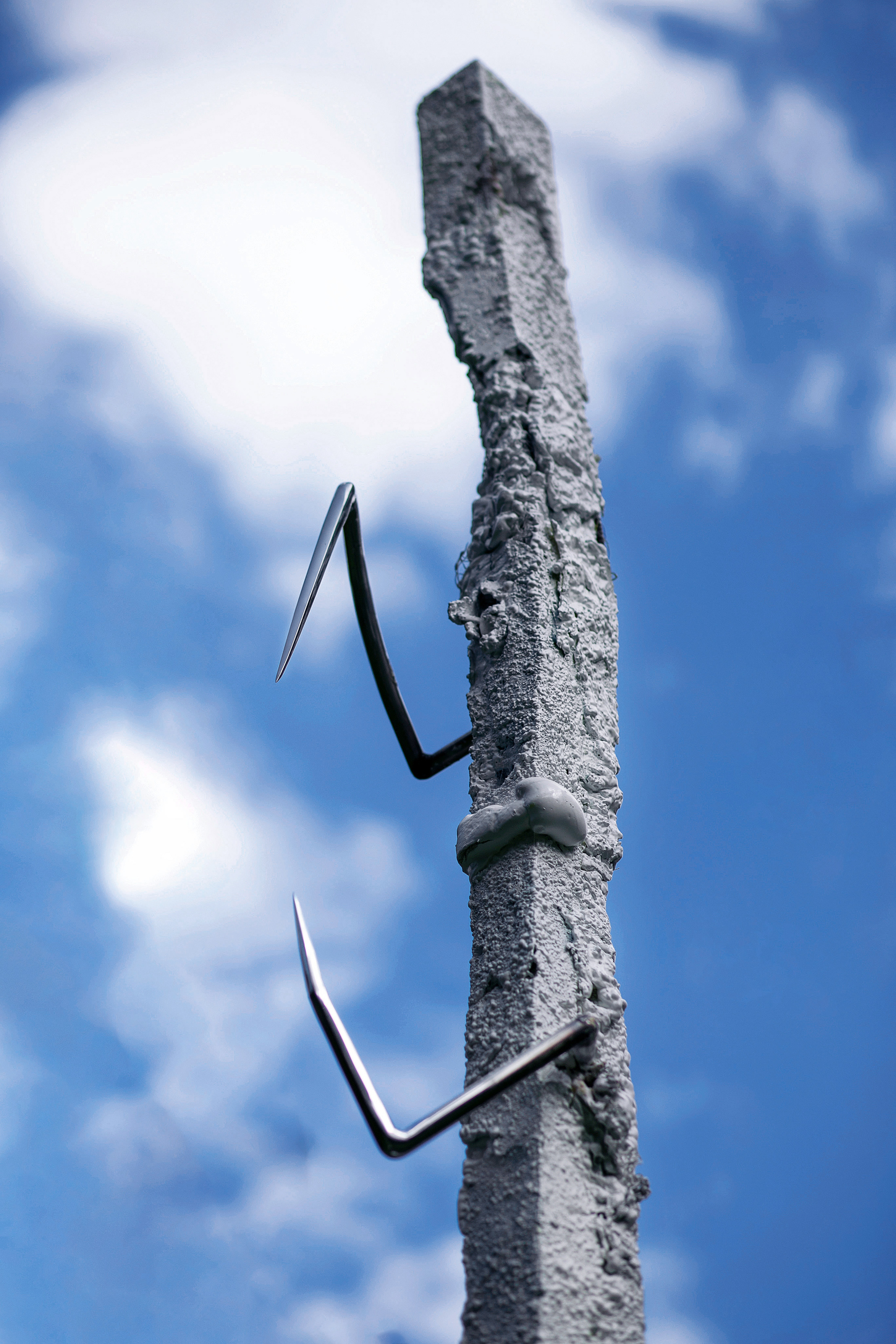 Contemporary sculpture from the Deconstruction of Survival series by Jan Gostyński, Warsaw. Constructed from steel mesh, rods, and profiles, layered with polyurethane foam and epoxy resin. The form appears fragmented and partially eroded, revealing its skeletal metal structure beneath expanding, organic surfaces. Displayed at the Centre of Polish Sculpture in Orońsko, the piece embodies a process of construction, destruction, and reconstruction, creating a raw, transitional figure that evokes both biological growth and architectural ruin. Keywords: contemporary sculpture, Jan Gostyński, Warsaw.