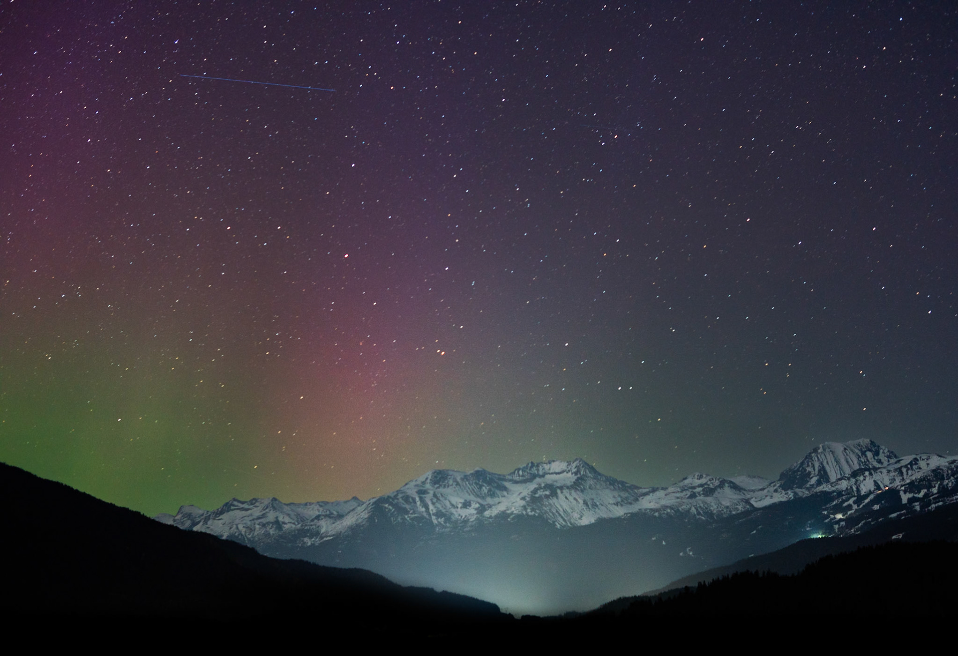 Aurora Borealis from my backyard on May 1st 2025