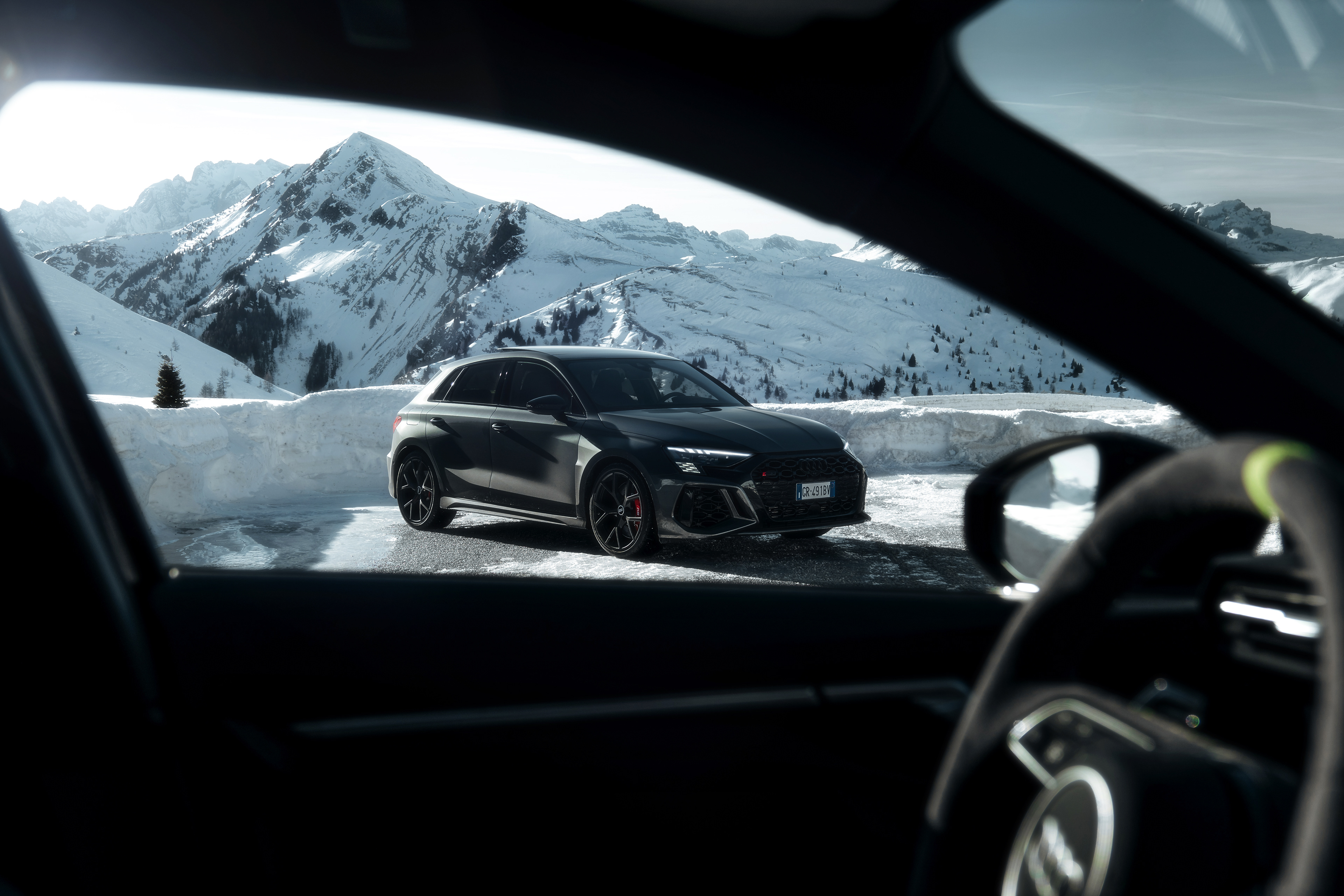 Audi RS3 fotografata da Davide Bianchet in cima al passo Giau nelle Dolomiti italiane