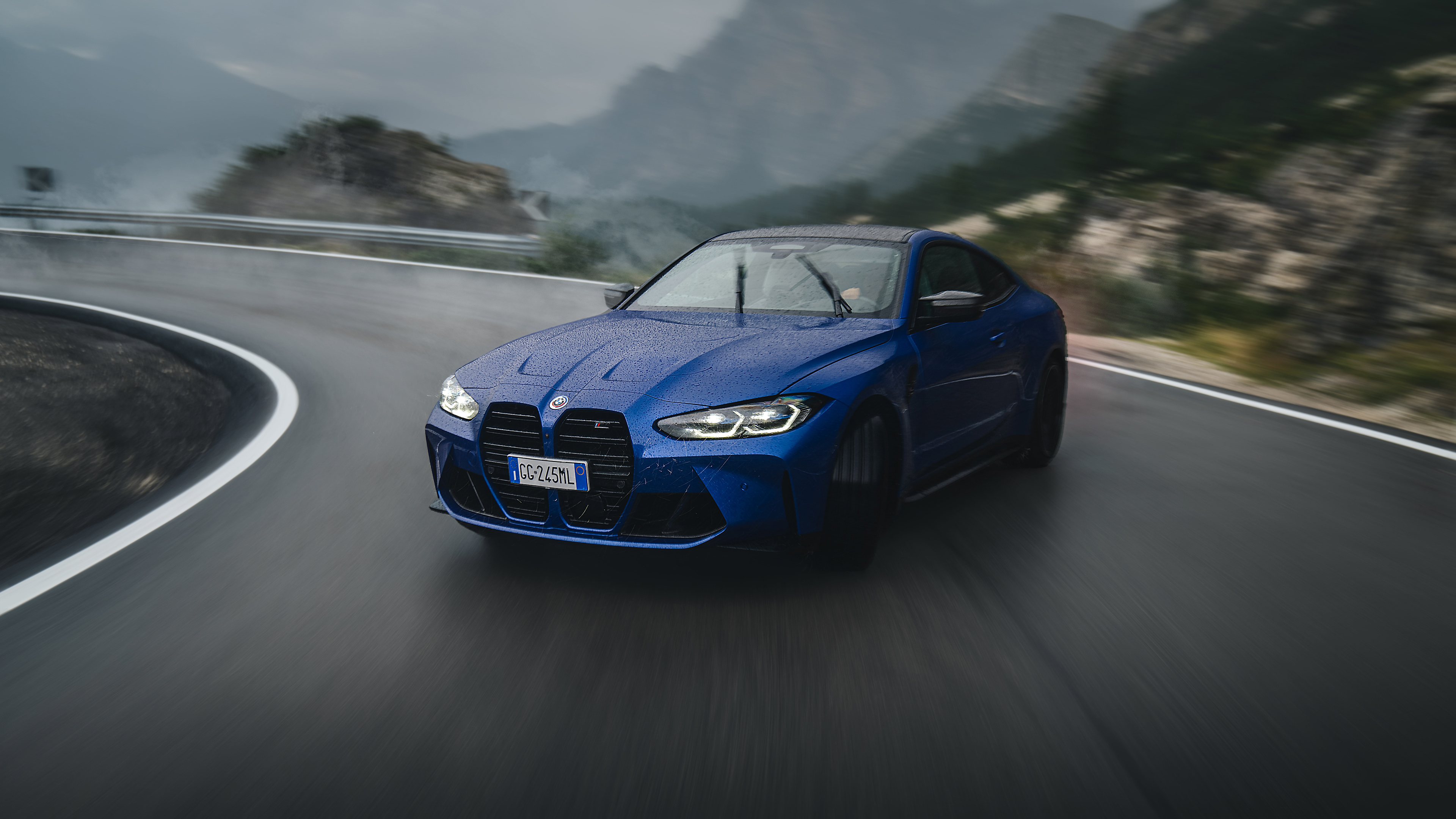 BMW M4 Competition mentre fa drift tra i tornanti del passo Falzarego