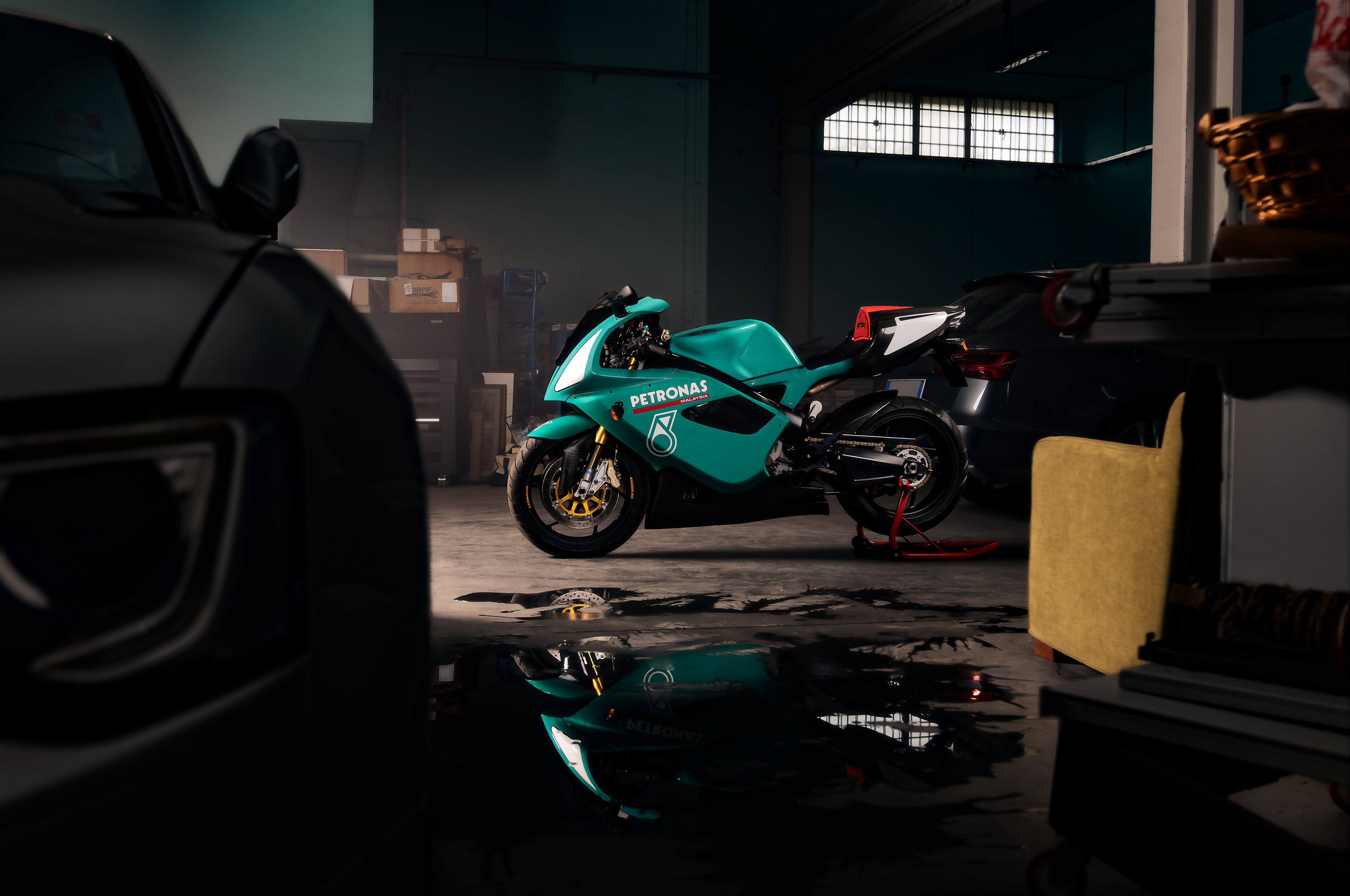 Moto Petronas in un garage a Bologna circondata da Audi