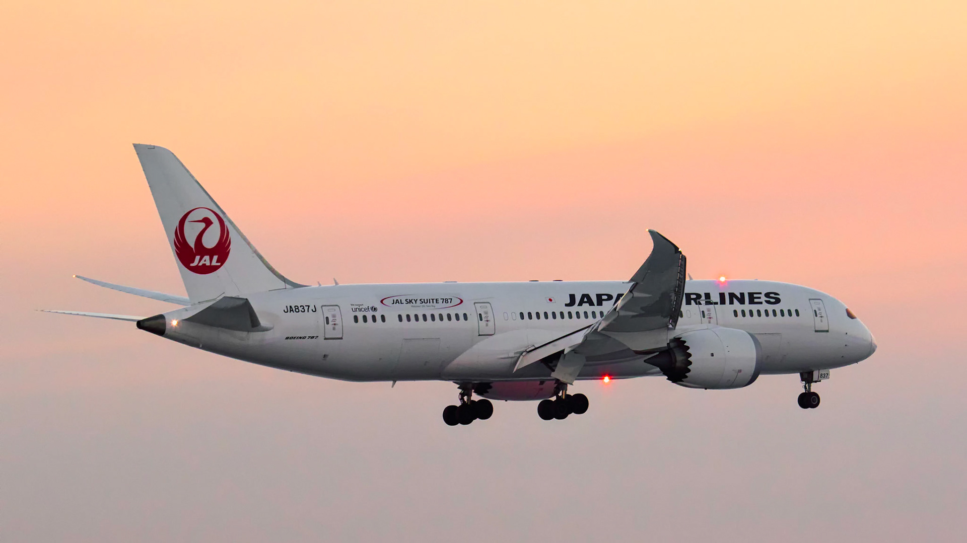 Dreamliner on short final to Helsinki Airport
