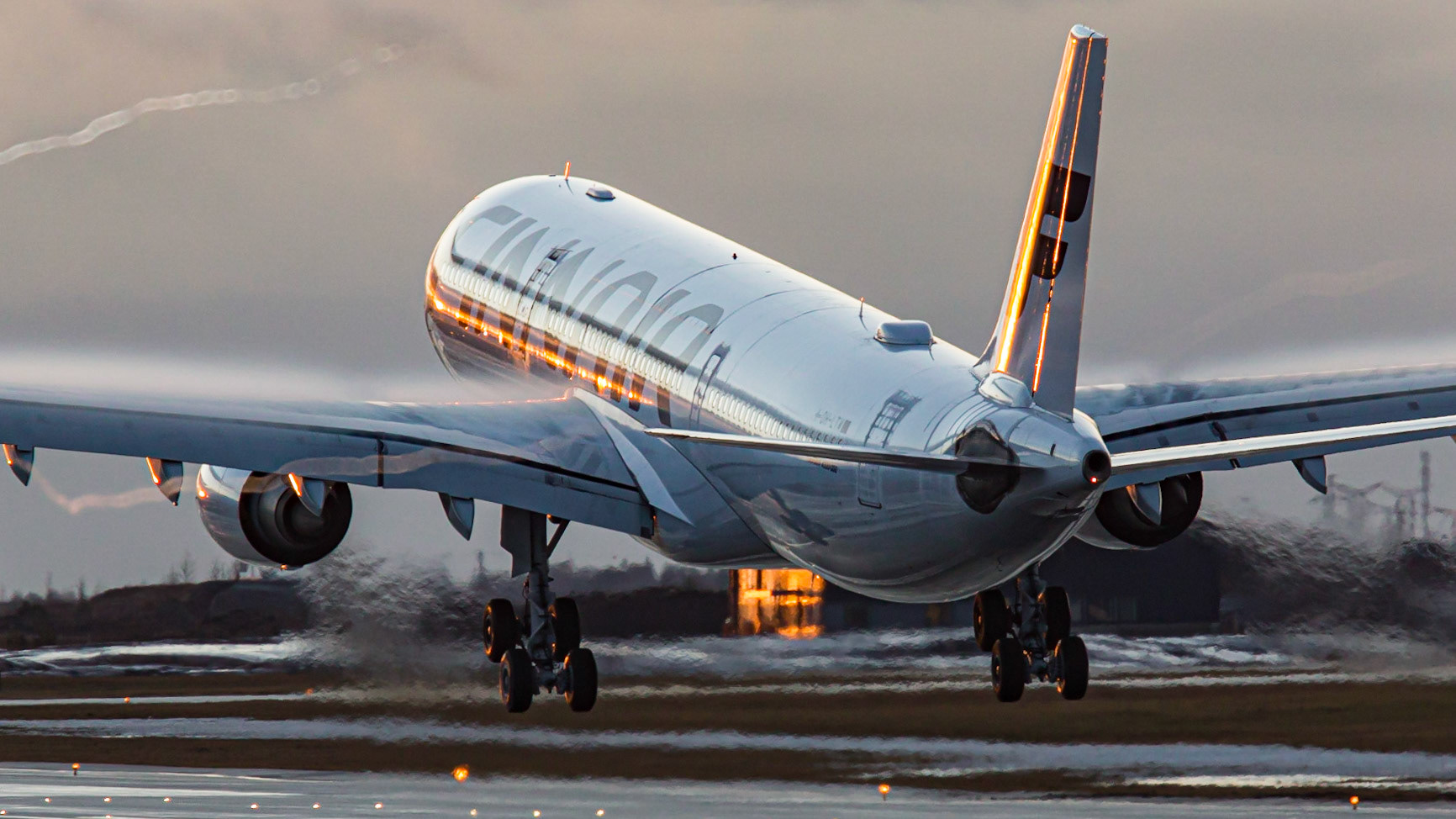 First time since when we saw somethng bright, some might call it sunshine, but I'd say just sunlight. Didnt expect any "larger than life# images, but got at least some nice reflections and condensation.