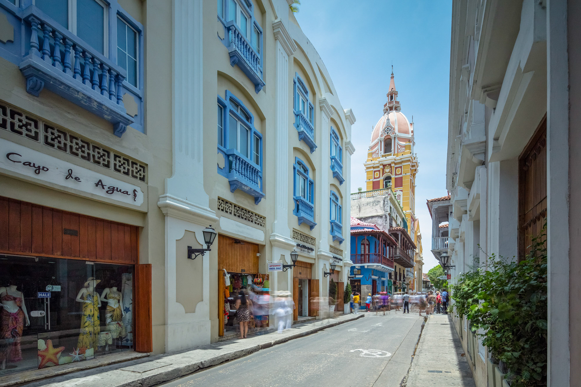 Calle de la iglesia de día