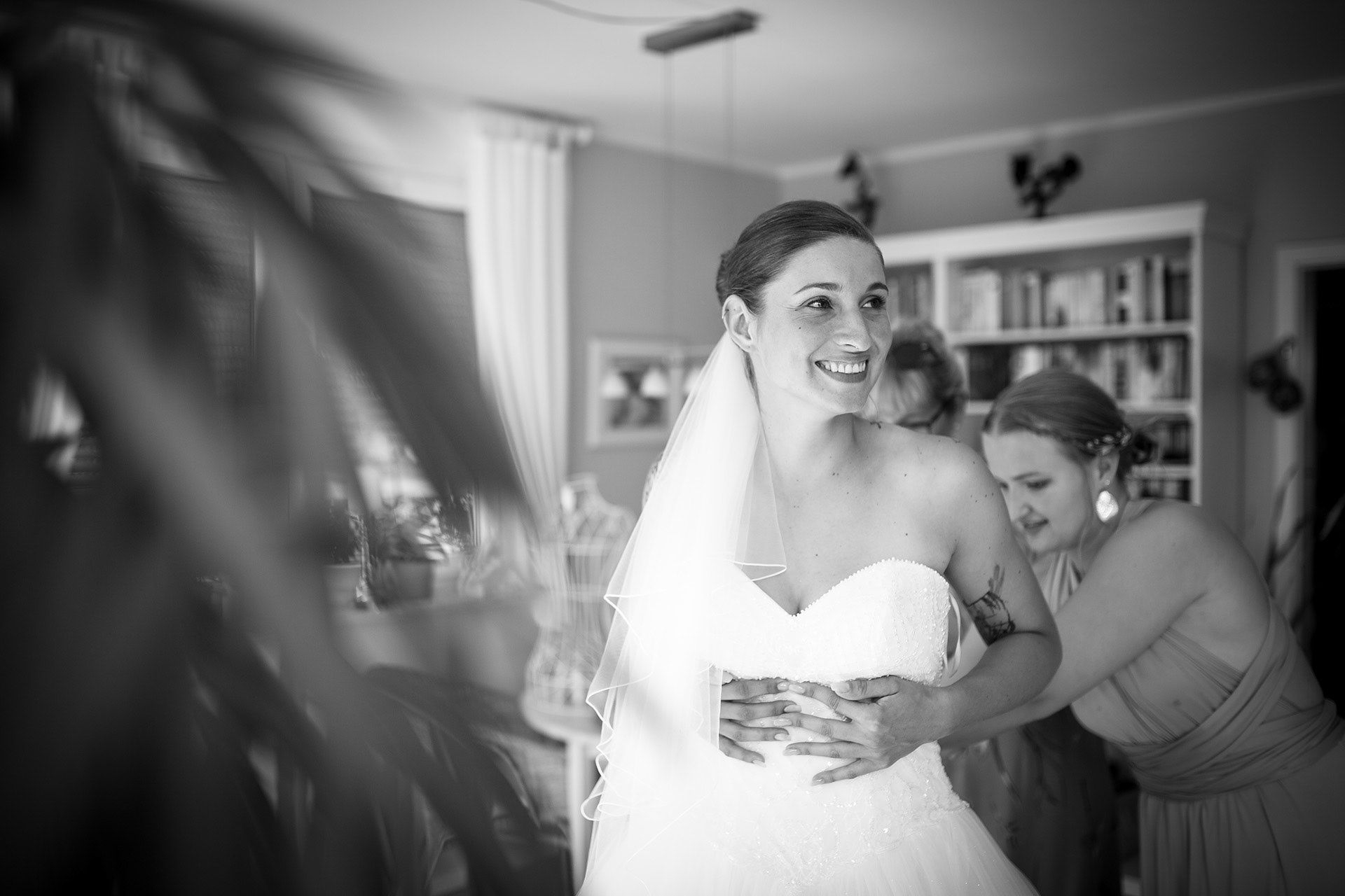 Braut während des Getting Ready vor der Hochzeit in Potsdam Babelsberg.
