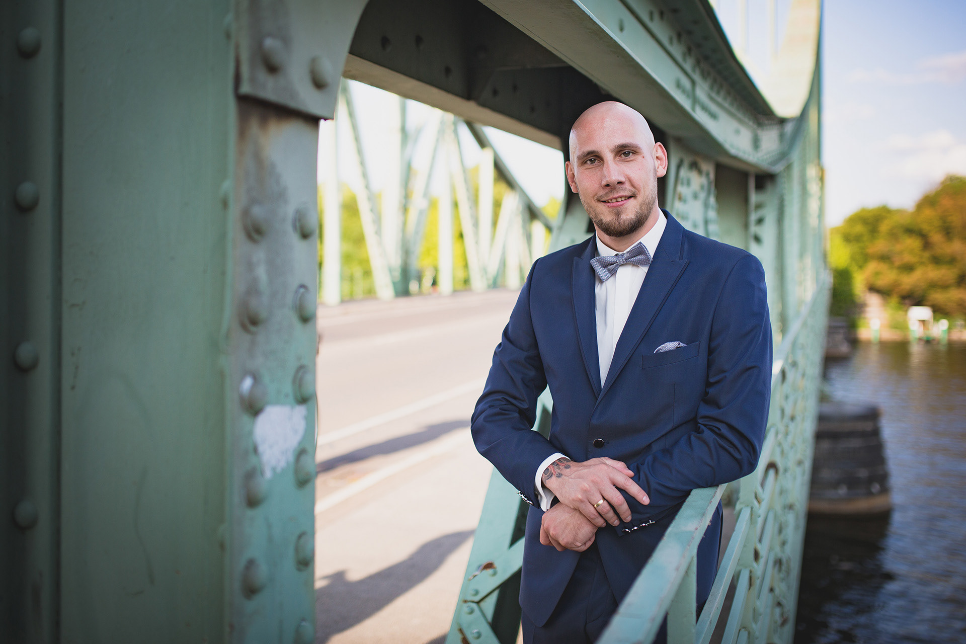 Bräutigam während des Shooting nach der Trauung an der Glienicker Brücke an der Havel von Potsdam nach Berlin.