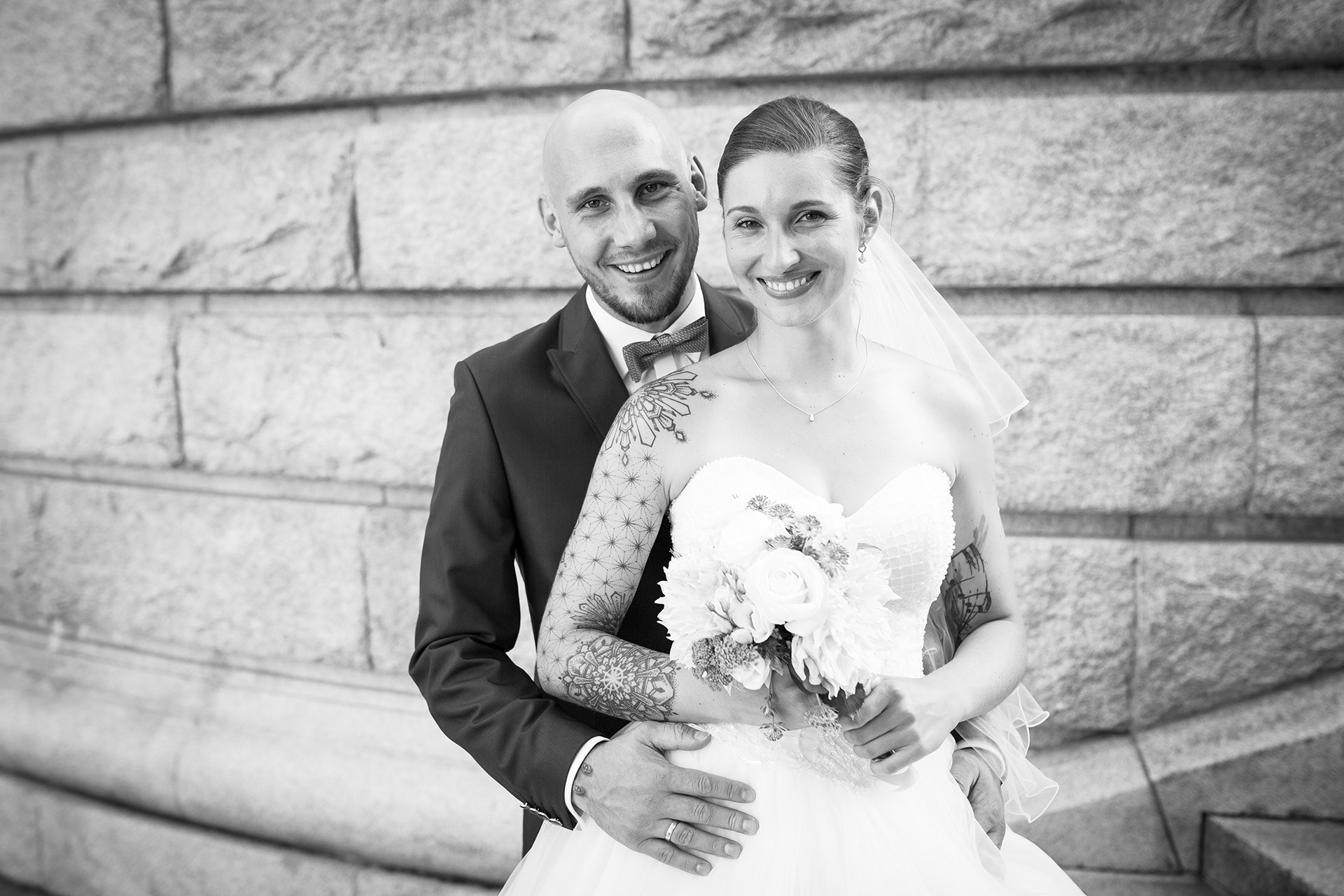 Brautpaar während des Shooting nach der Trauung an der Glienicker Brücke an der Havel von Potsdam nach Berlin.