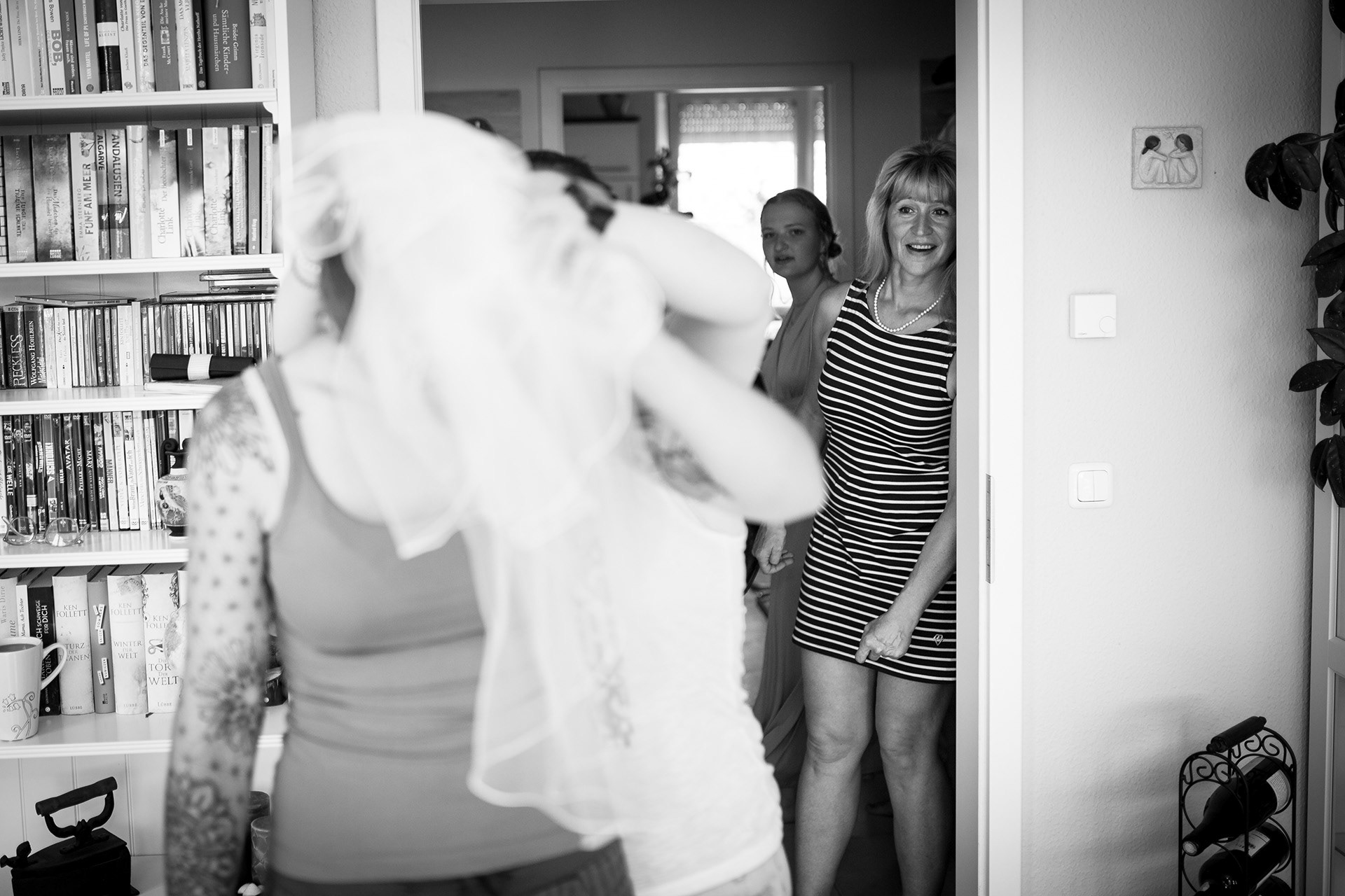 Braut während des Getting Ready vor der Hochzeit in Potsdam Babelsberg.