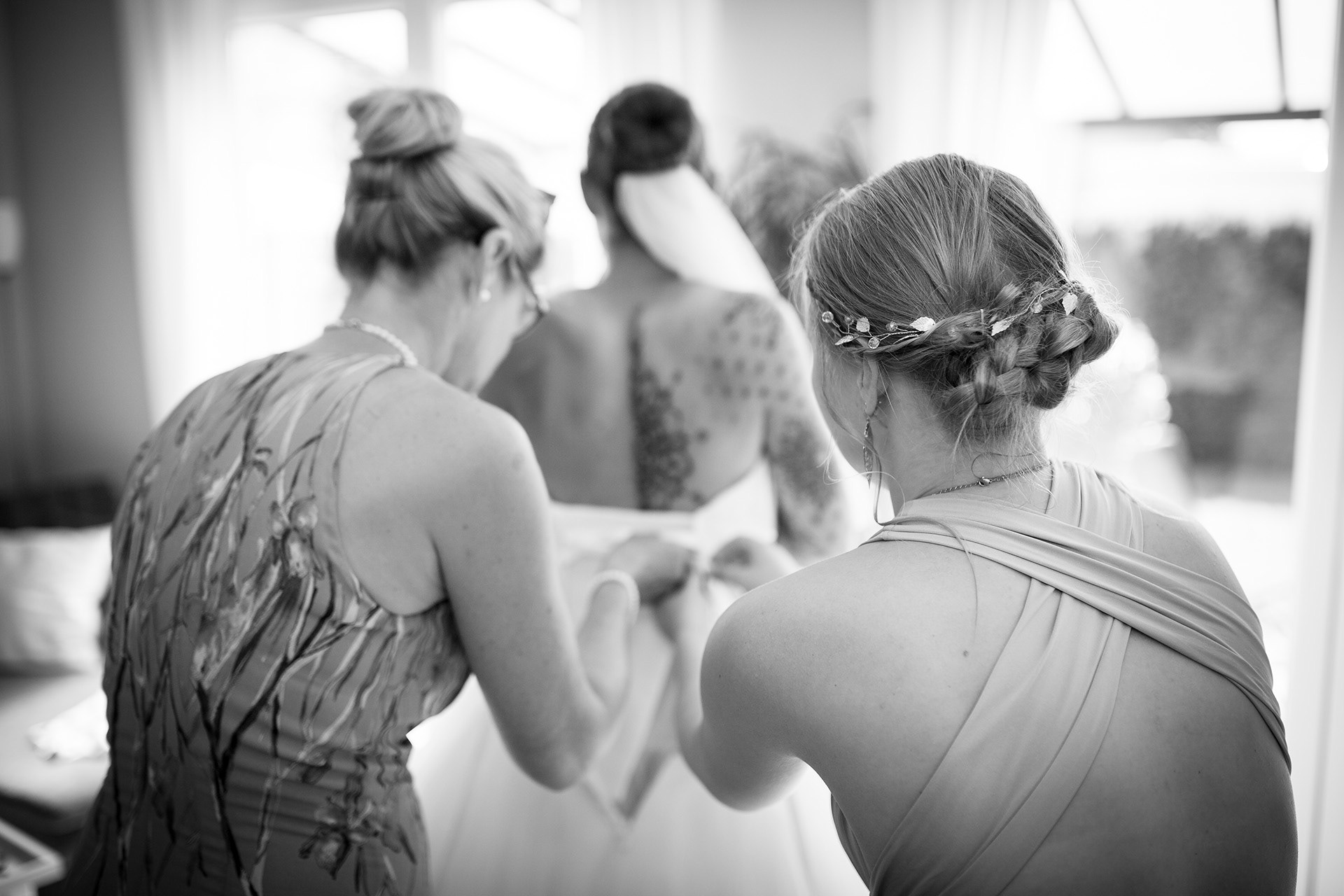 Braut während des Getting Ready vor der Hochzeit in Potsdam Babelsberg.