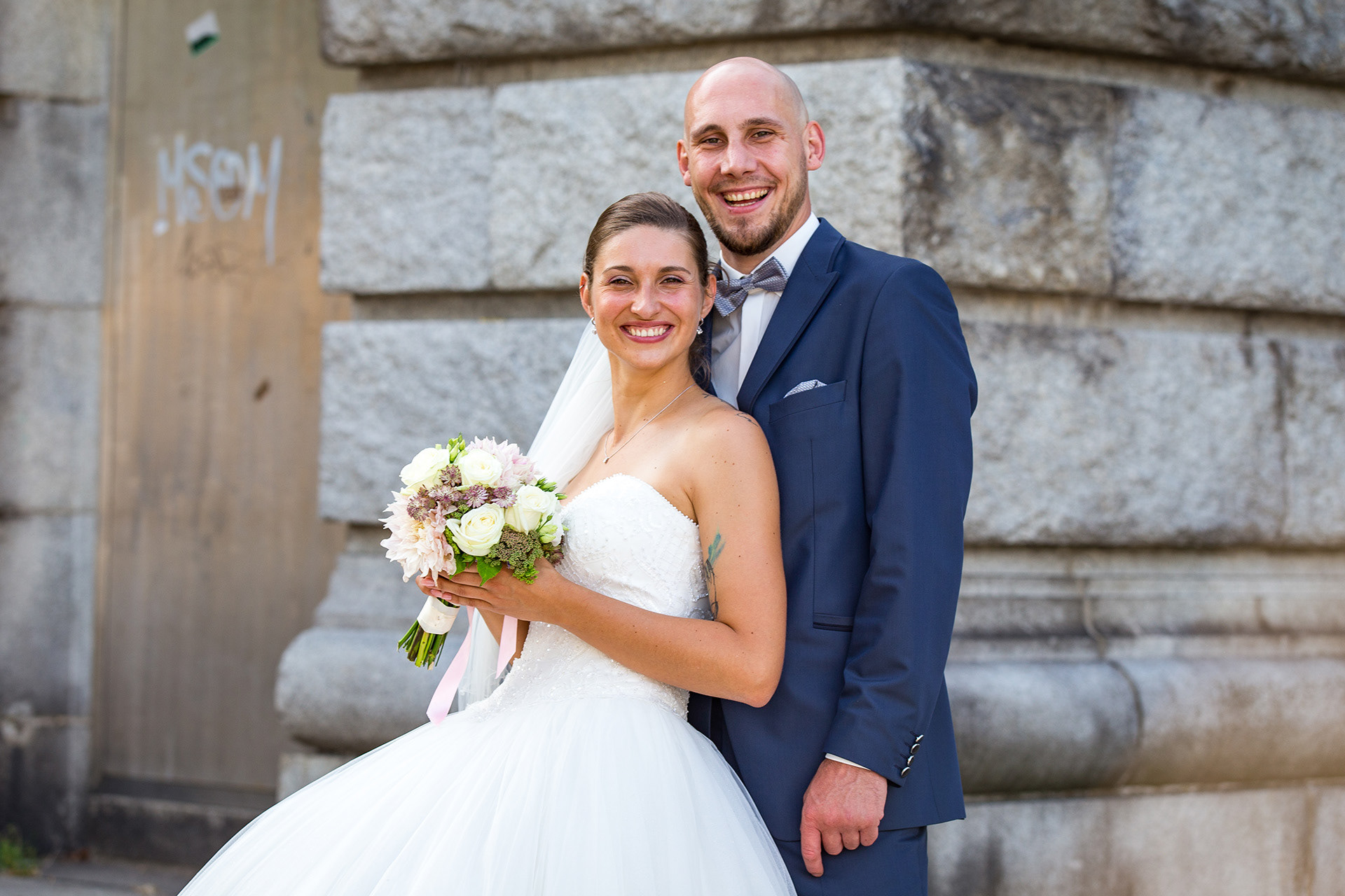 Brautpaar während des Shooting nach der Trauung an der Glienicker Brücke an der Havel von Potsdam nach Berlin.