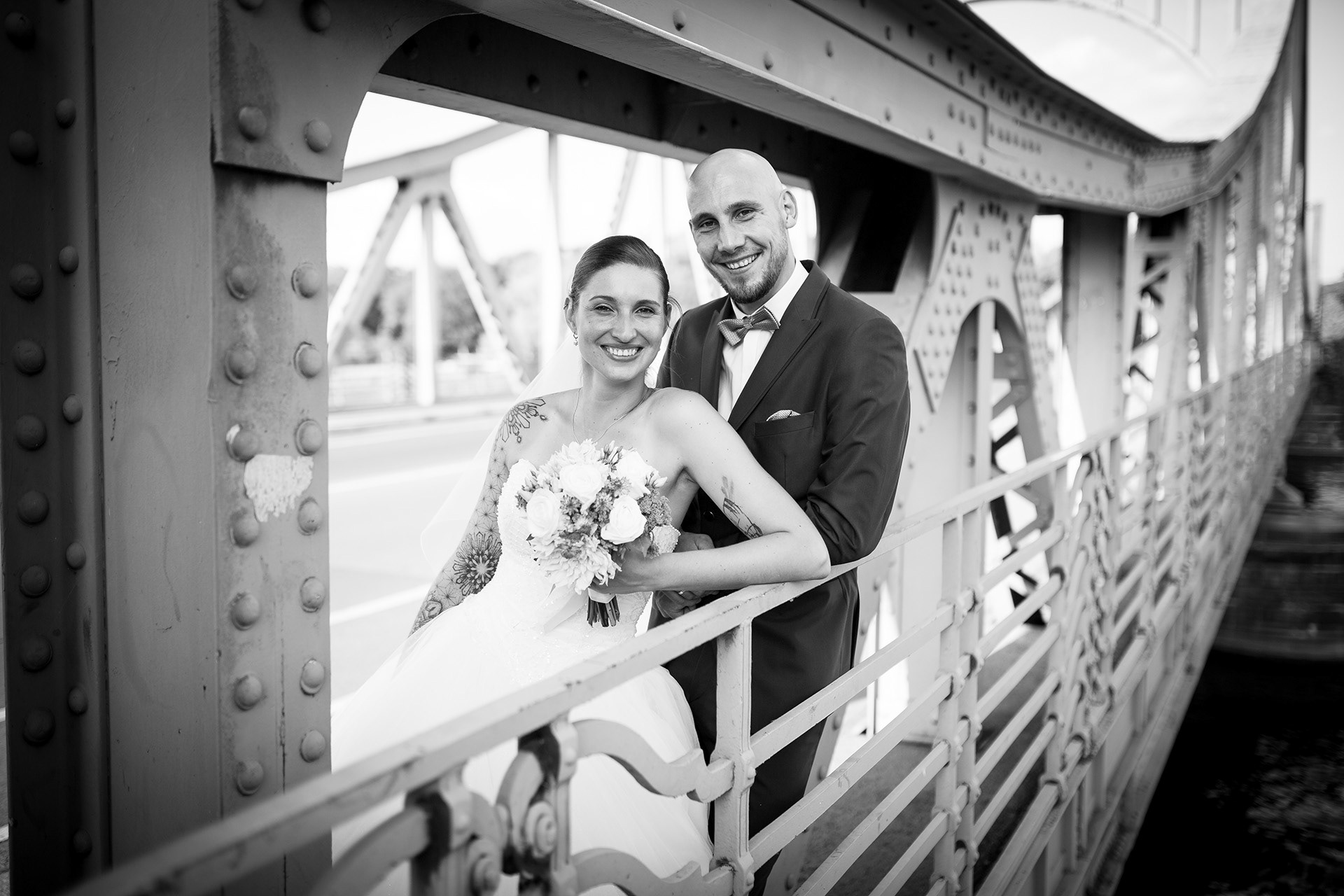 Brautpaar während des Shooting nach der Trauung an der Glienicker Brücke an der Havel von Potsdam nach Berlin.