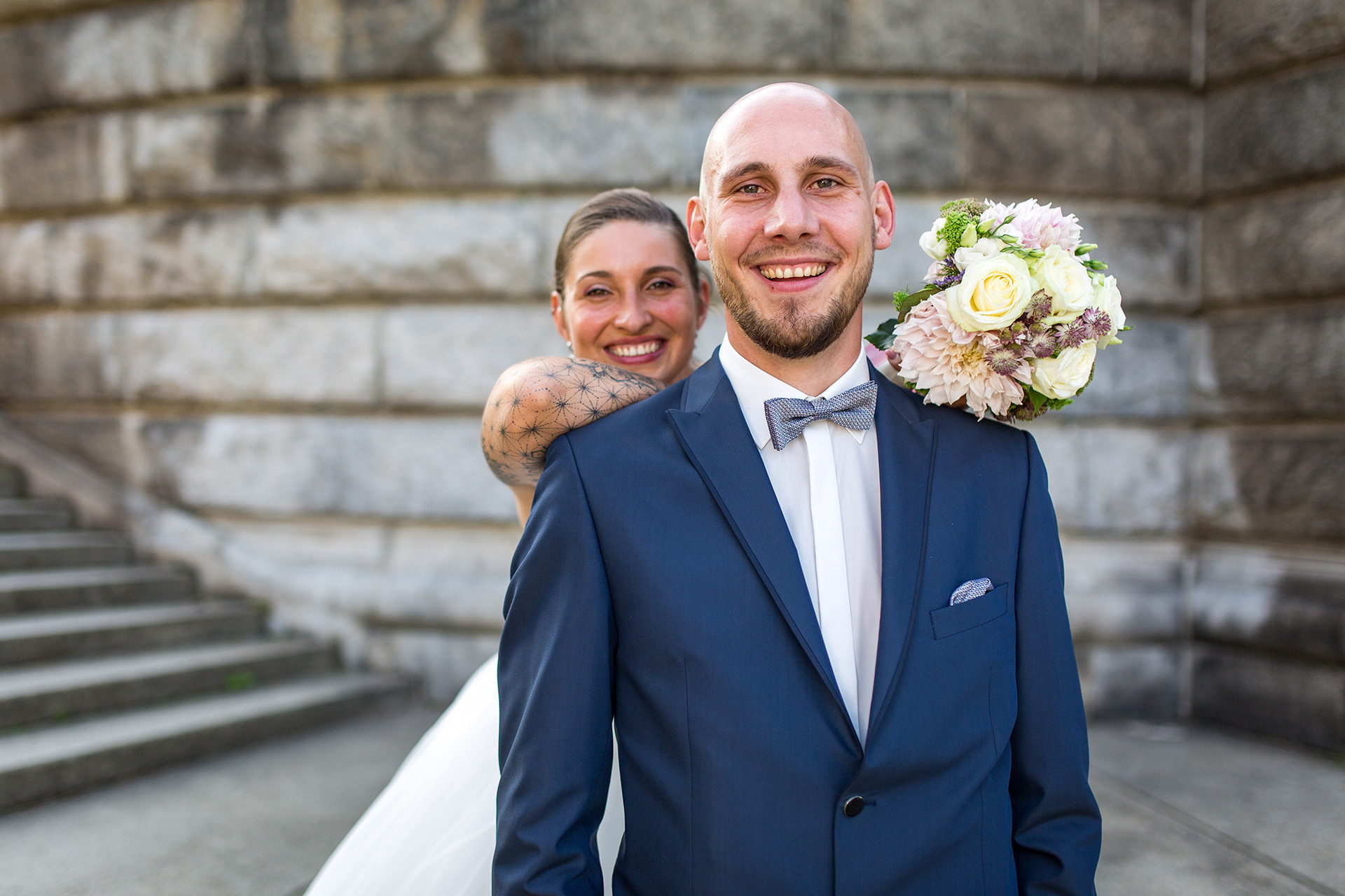 Brautpaar während des Shooting nach der Trauung an der Glienicker Brücke an der Havel von Potsdam nach Berlin.