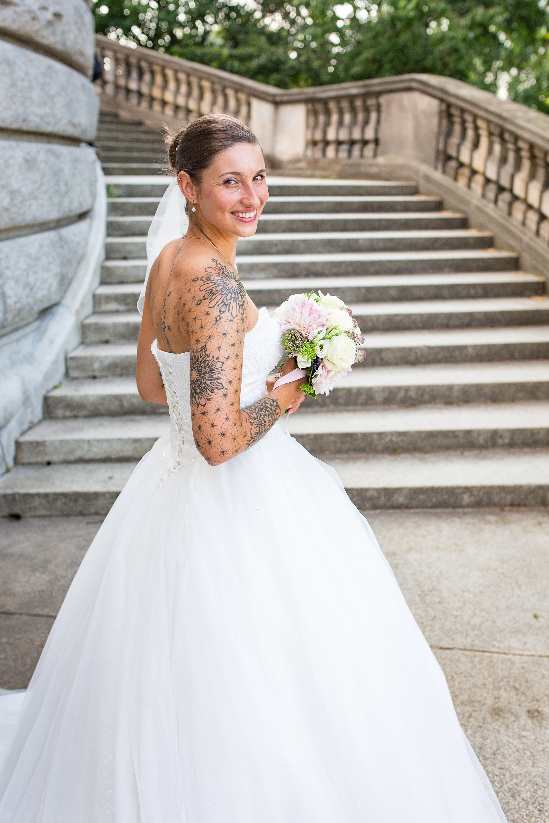 Braut während des Shooting nach der Trauung an der Glienicker Brücke an der Havel von Potsdam nach Berlin.