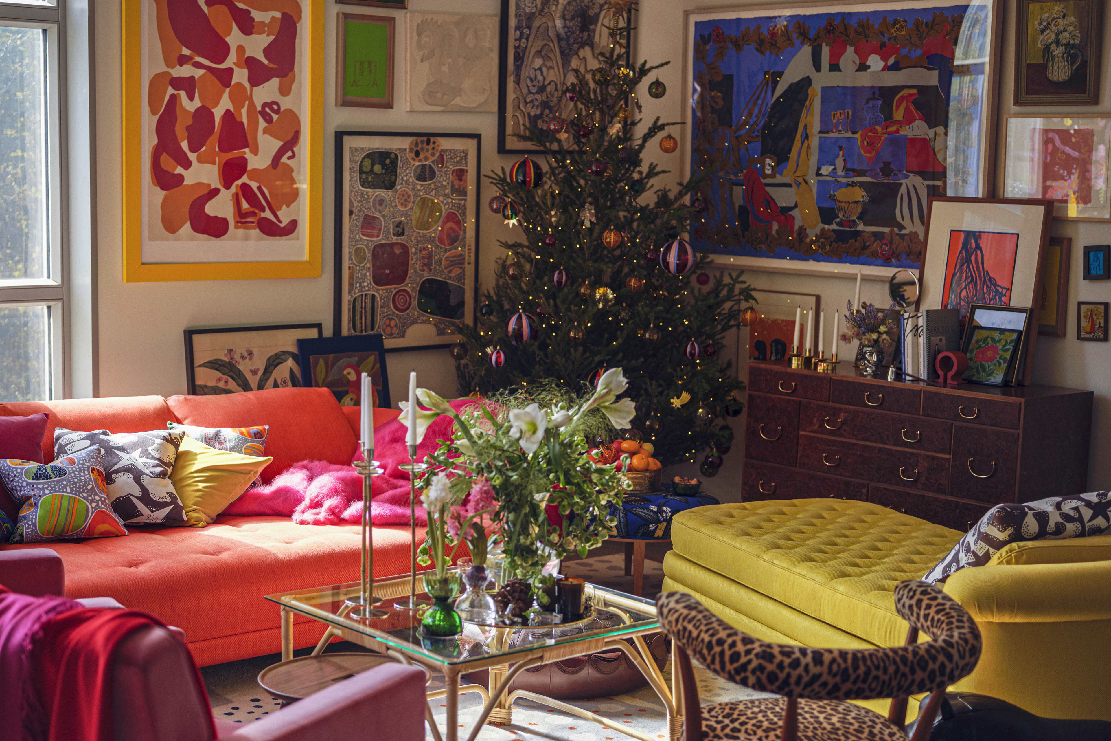A chic living room with a Christmas tree in the centre arranged and photographed by the Svenskt Tenn interior styling team.