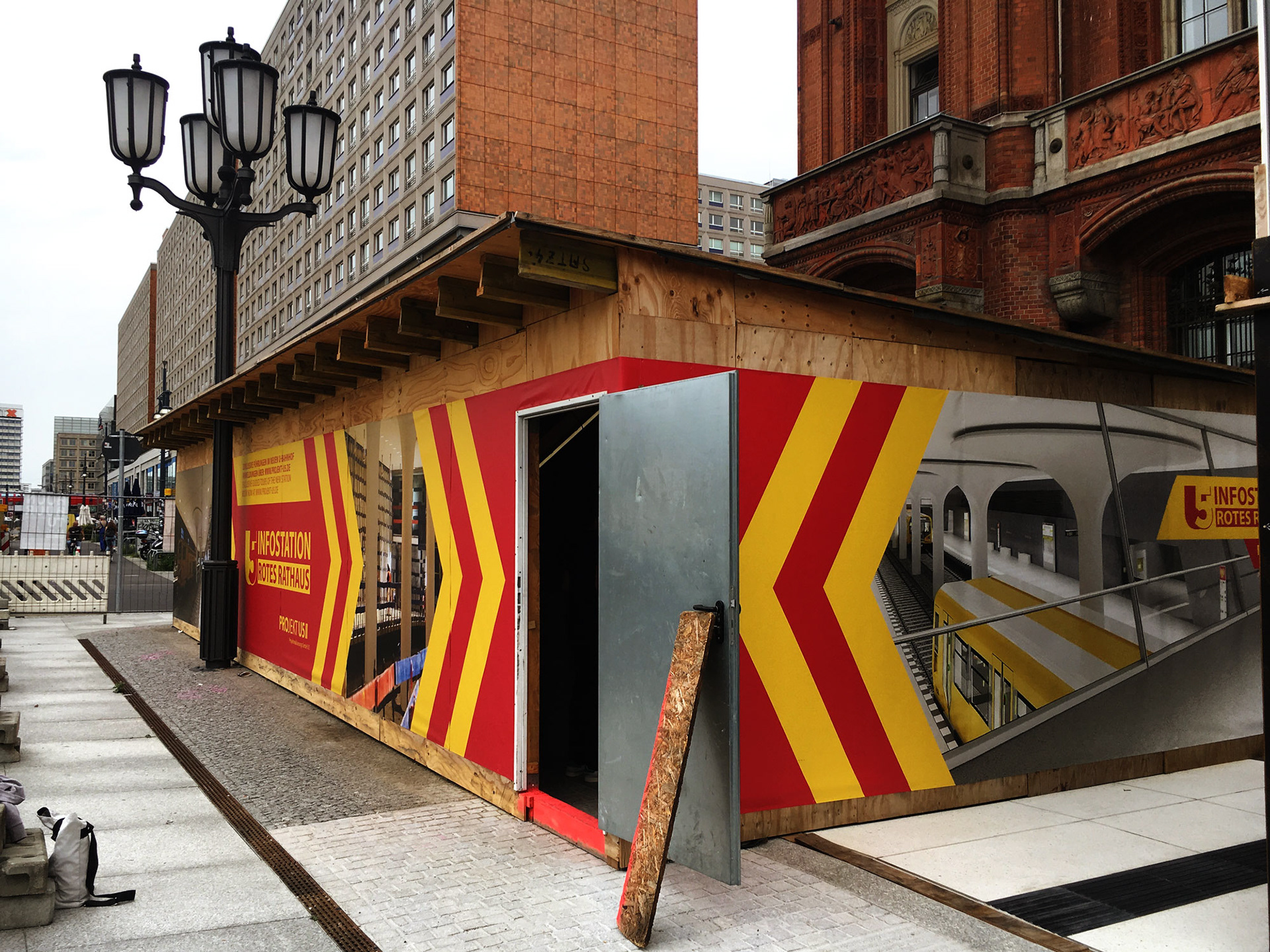 entrance to the exhibition underground (front)