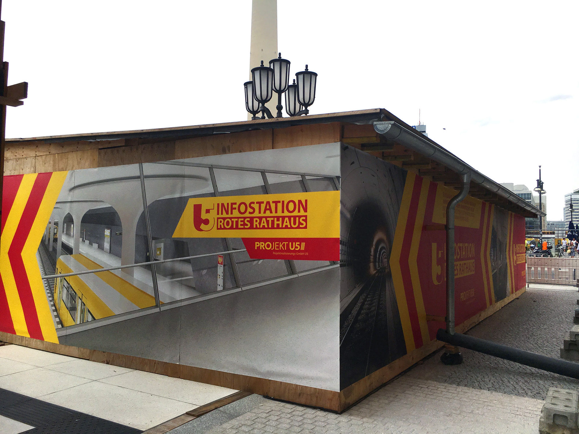 entrance to the exhibition underground (side)
