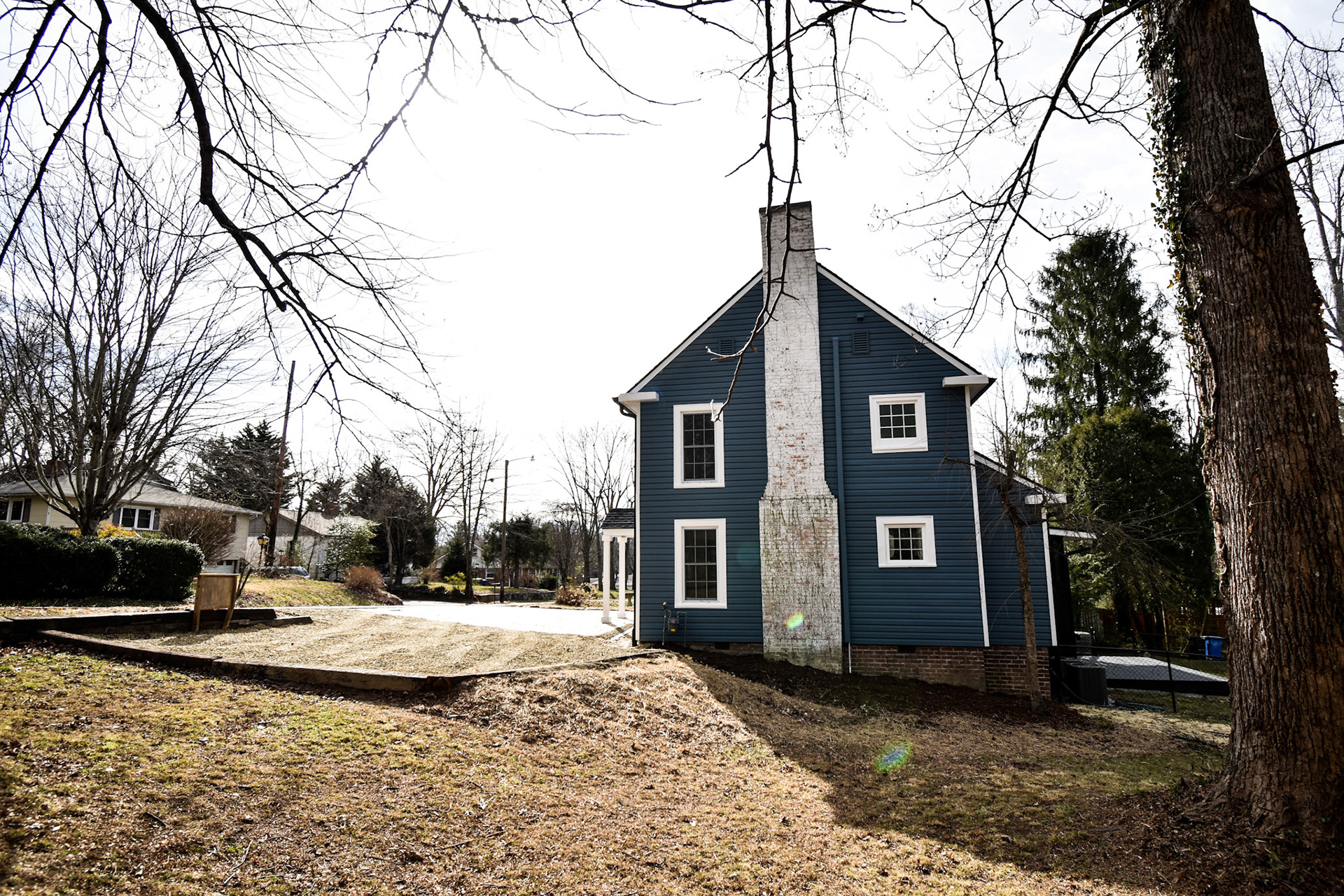 Outside Side View/Side Yard