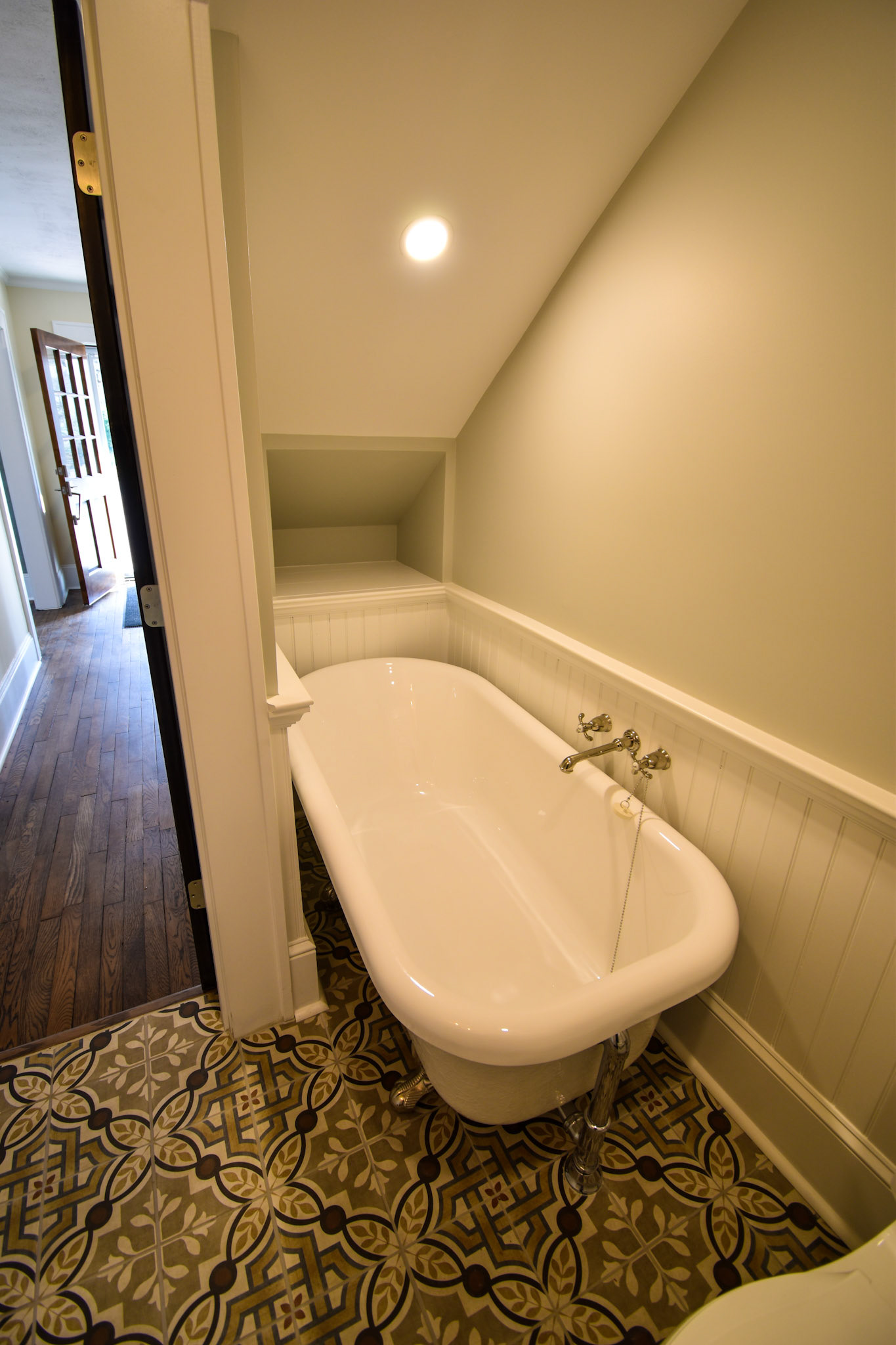 First Floor Bath/Tub