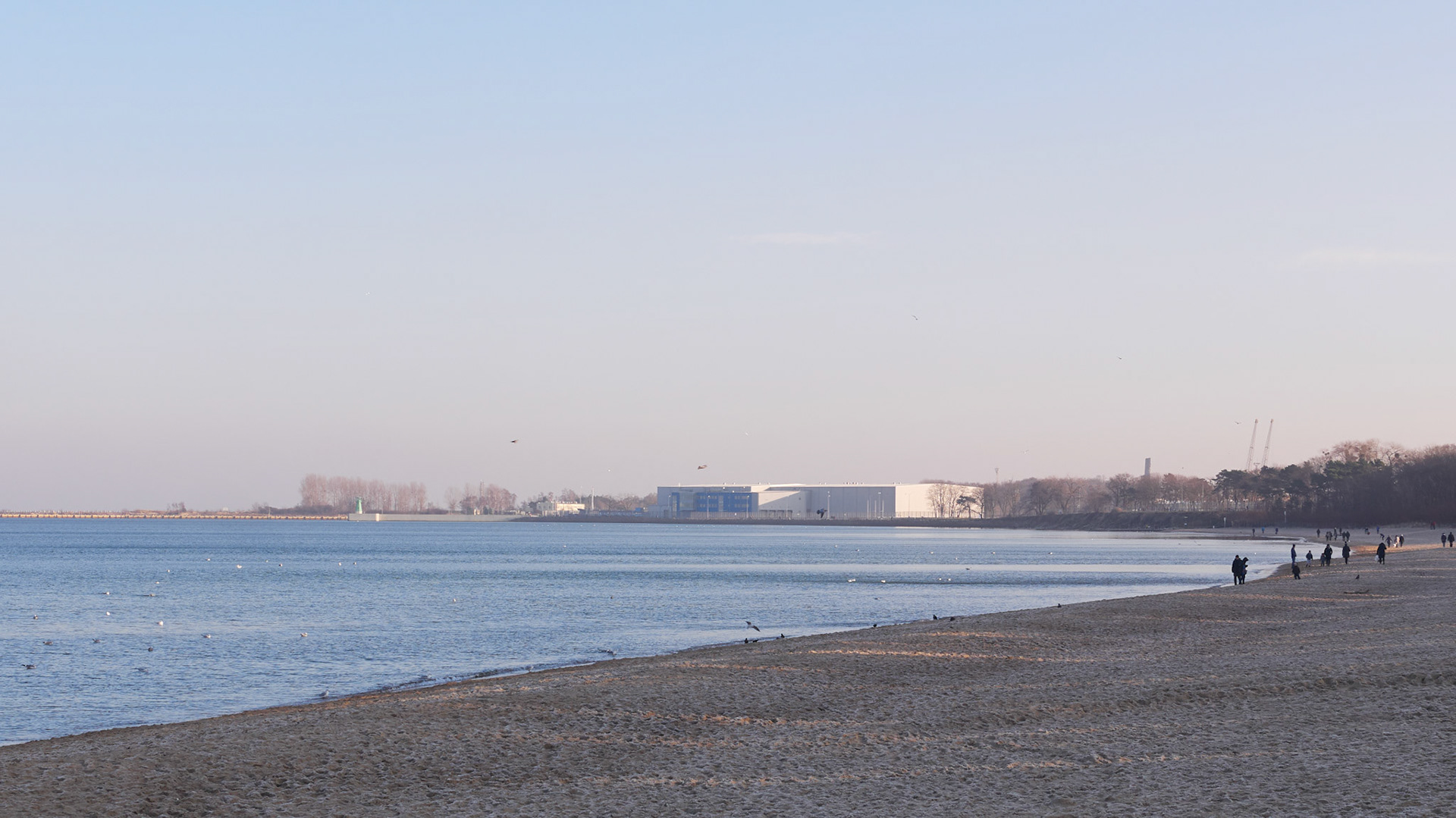 Plage ... au fond la Russie.