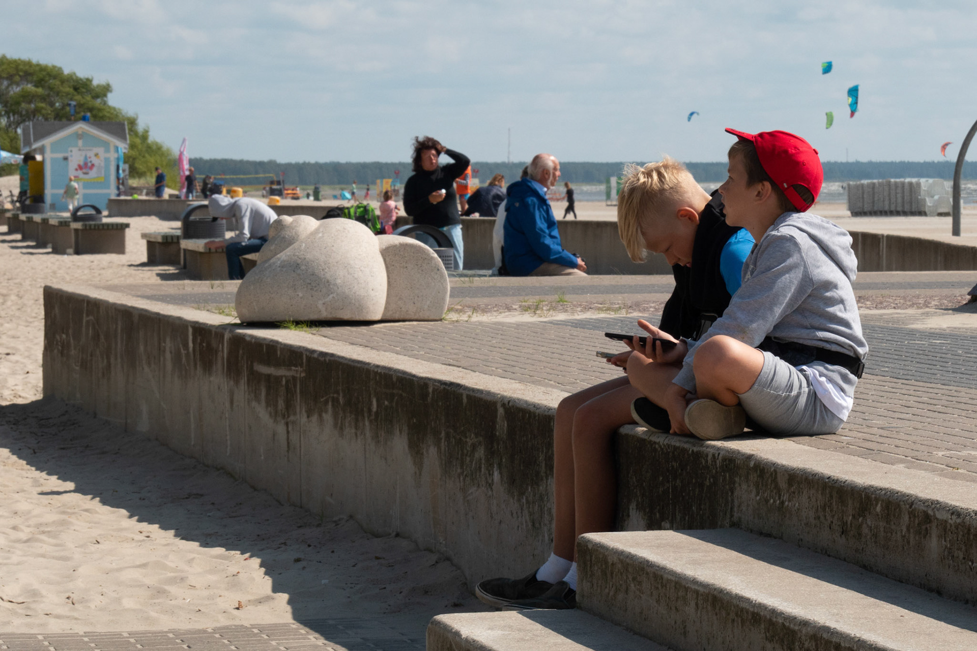 Enfants dos à la plage ... sur leur smartphone