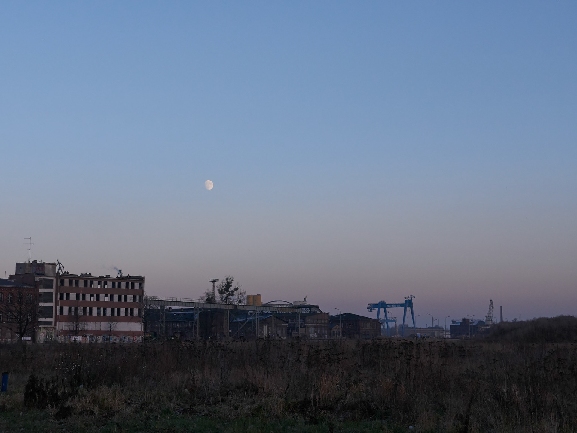 Lune sur le chantier naval