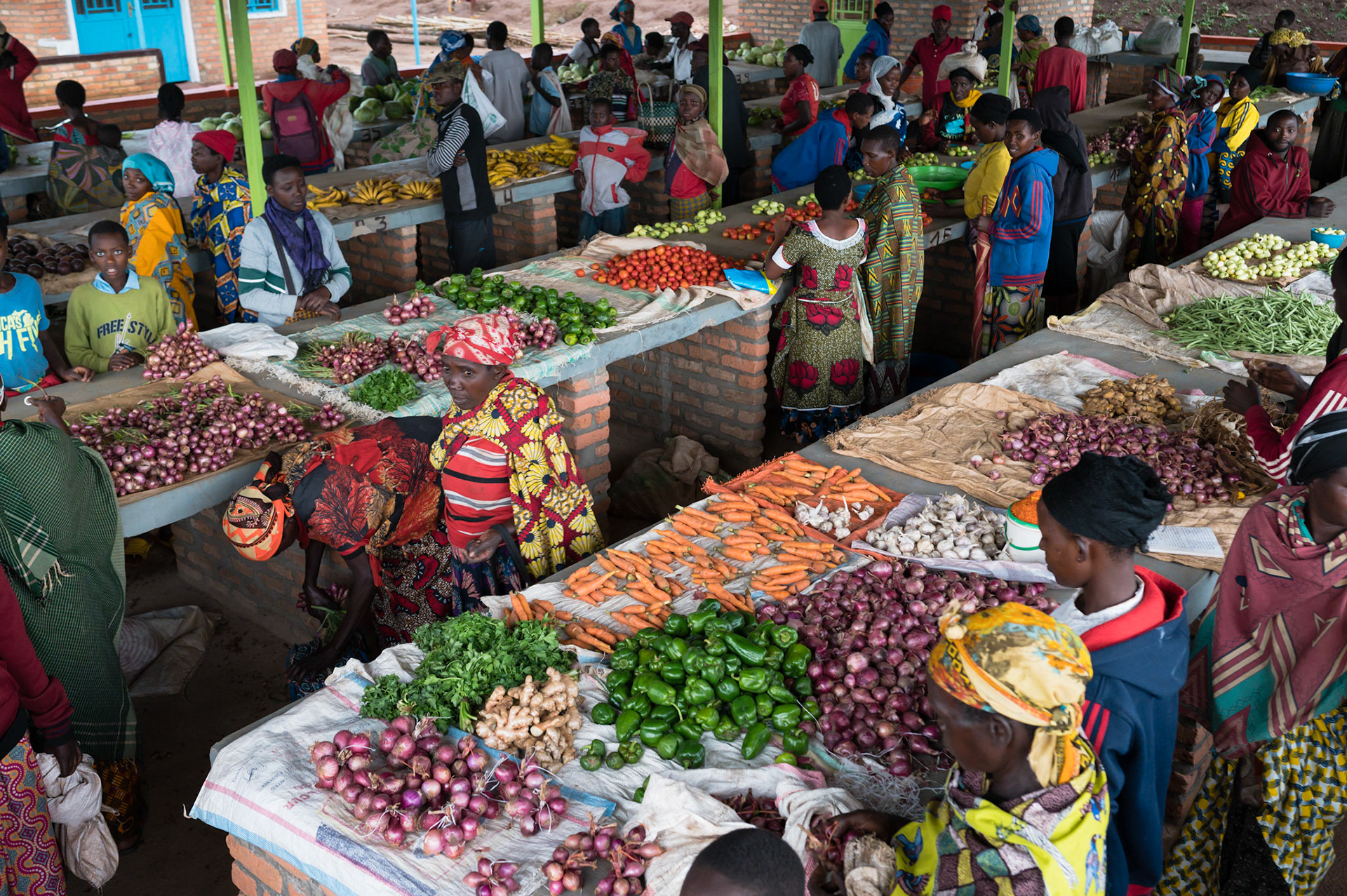 The Nyanza selling point busy during the afternoon market.The selling point structure is for the use of the CLA members; however a large market forms on the village field next to the selling point.