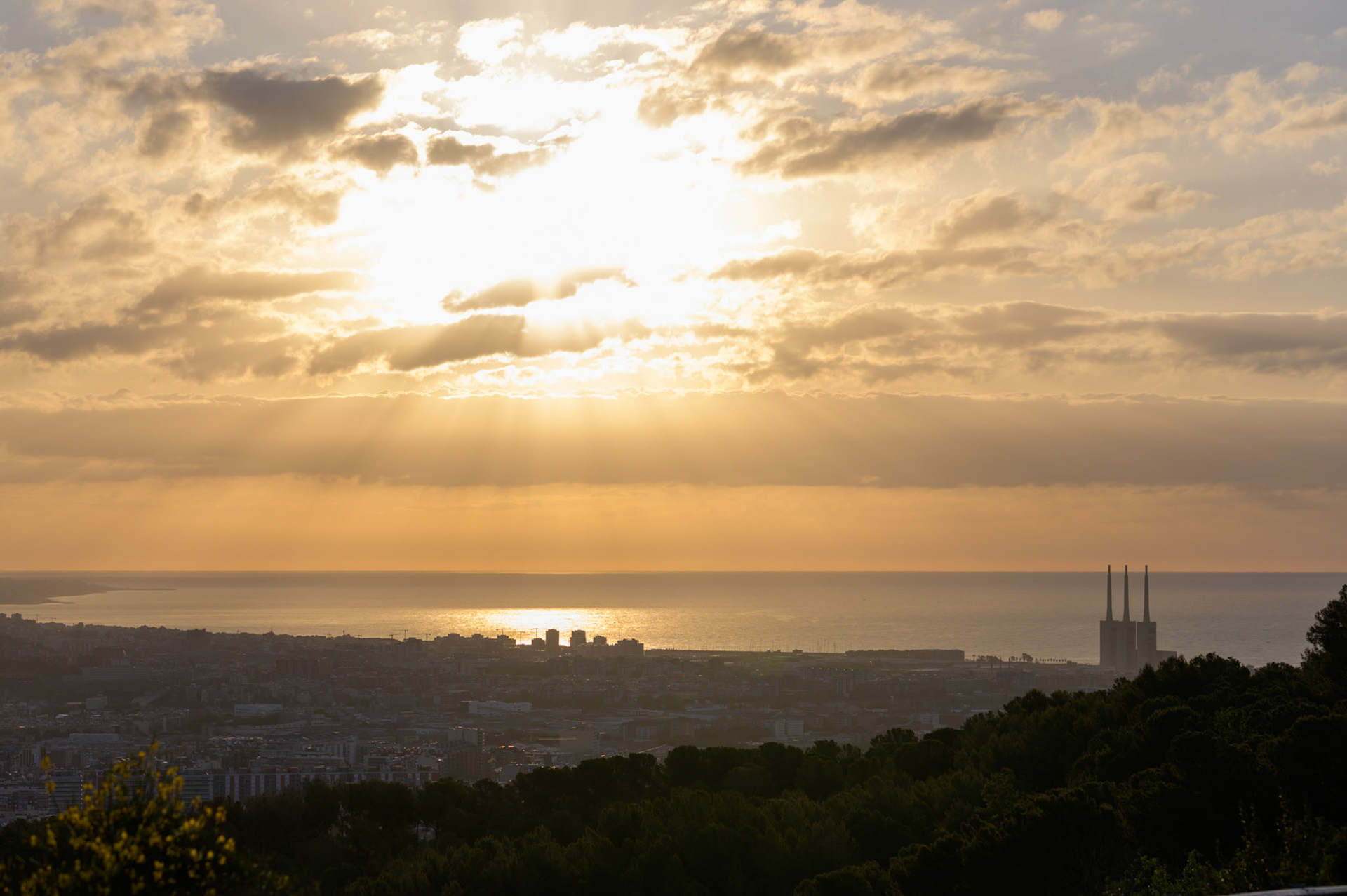 Sunrise over the city from The Bunkers in Gracia. Sagrada Familia on the right.
