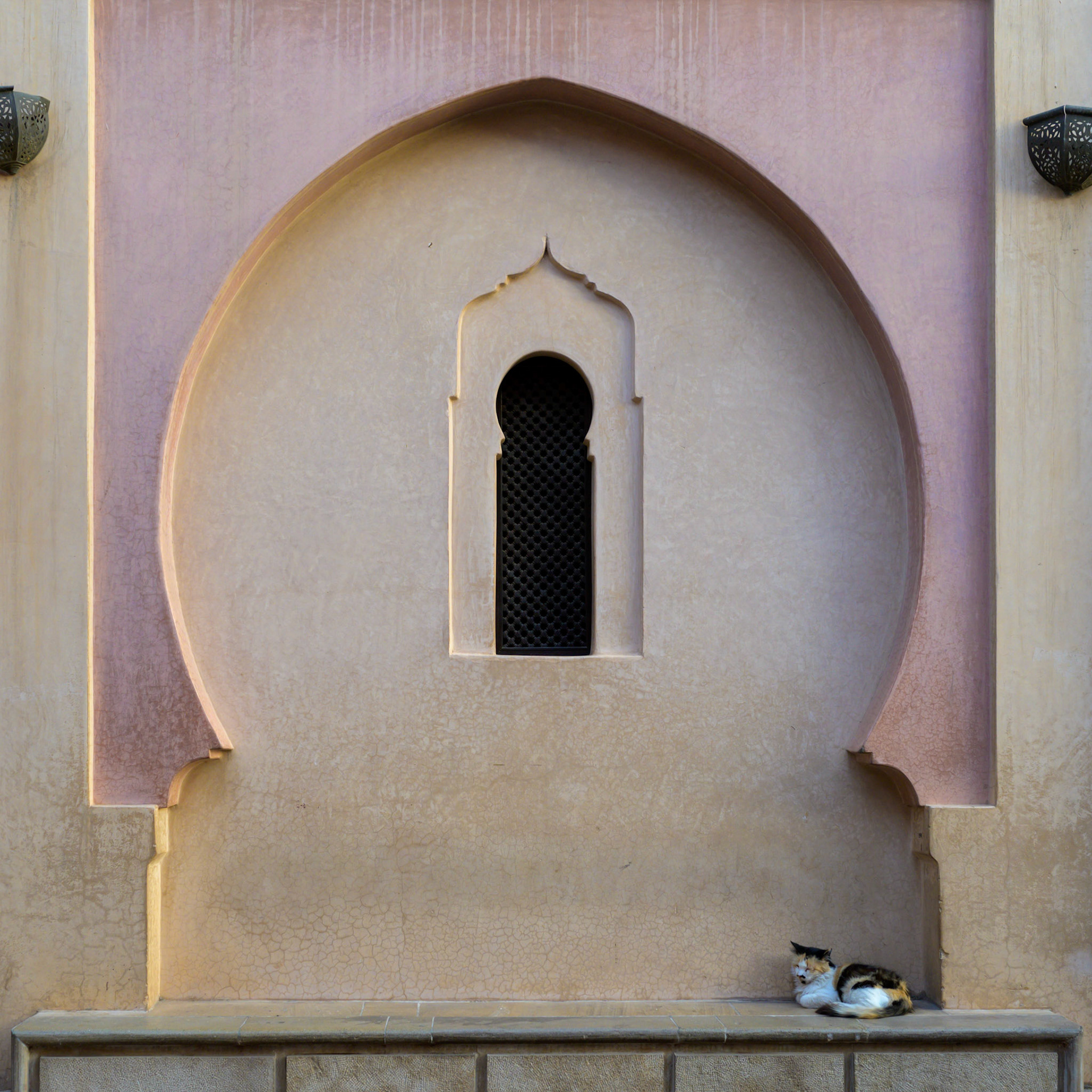 Arches and niches are also good places for watching the medina go by.