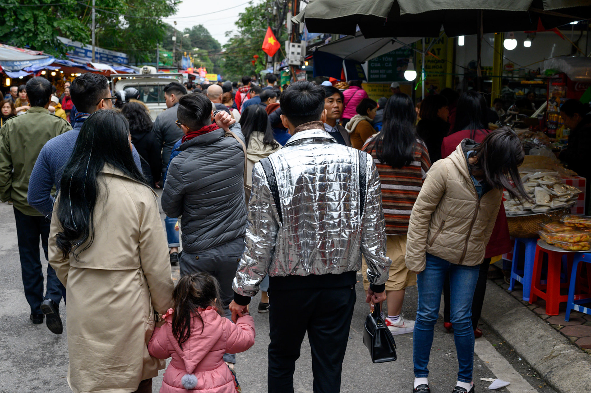 Around Phủ Tây Hồ (temple)