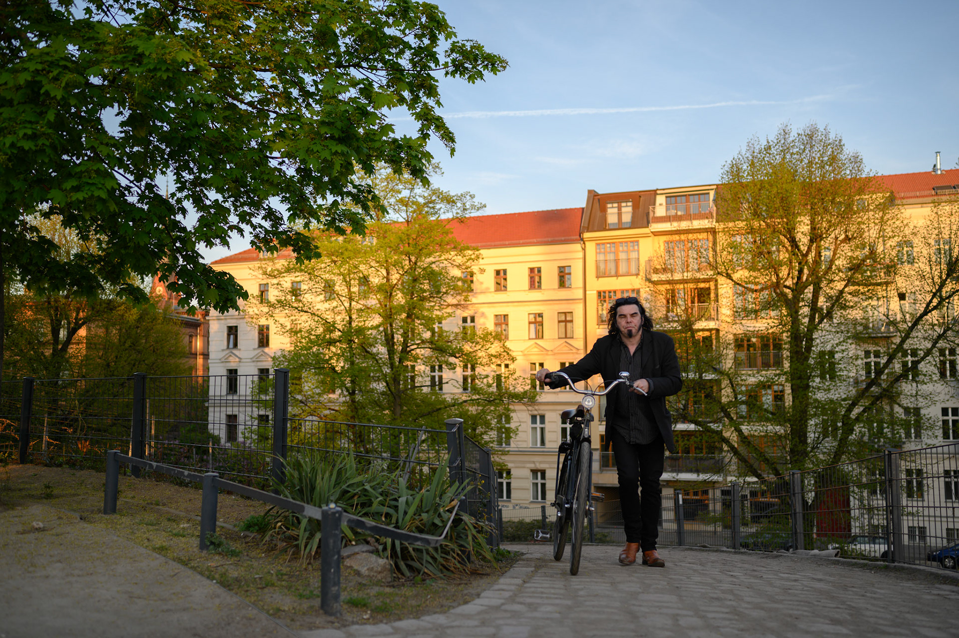 Chris Hughes arriving in the golden light at the Wasserturm park.