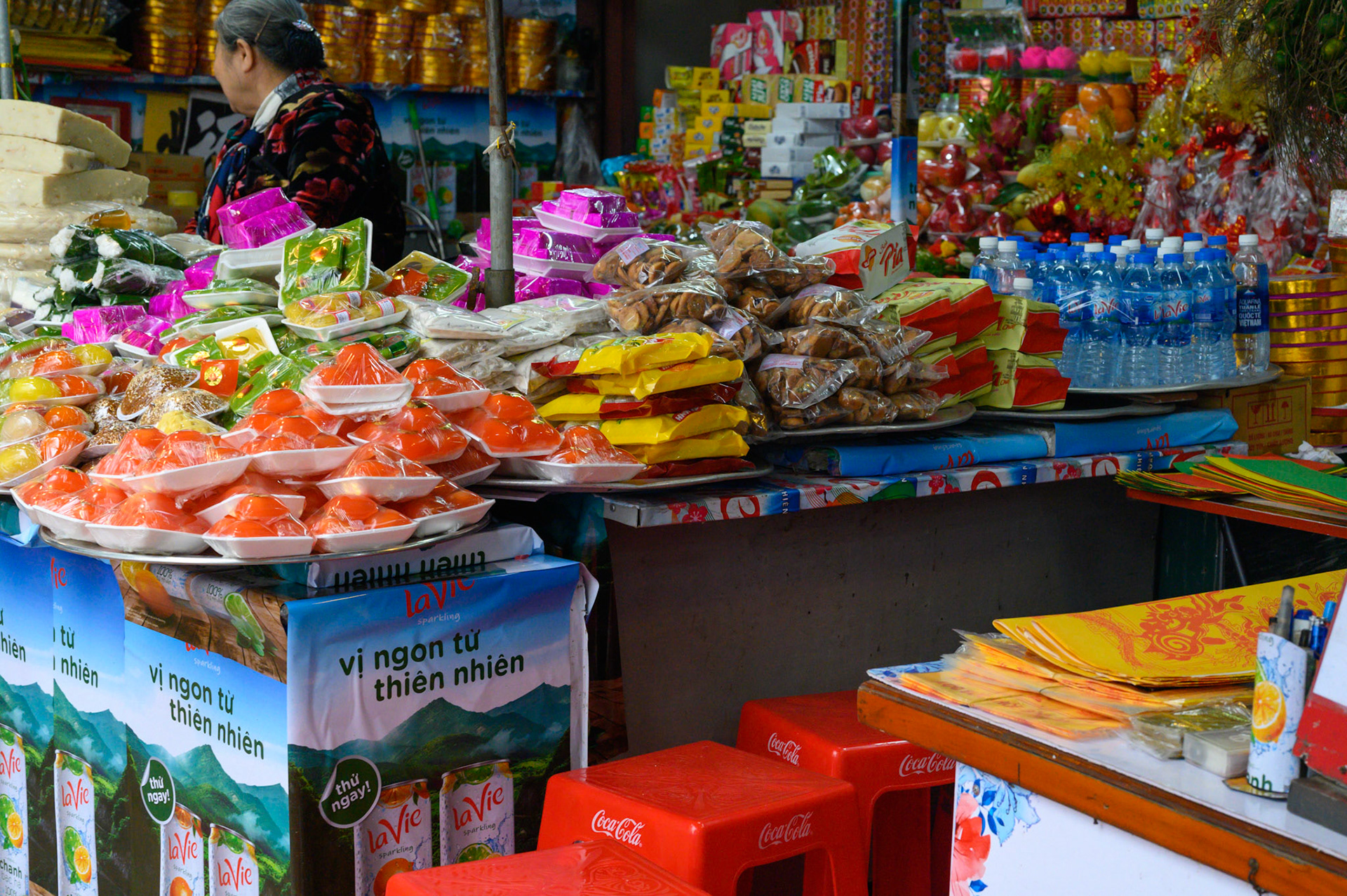 The latter end of Tet (Vietnamese new year) is a time for visiting the temples.
Around Phủ Tây Hồ (temple)