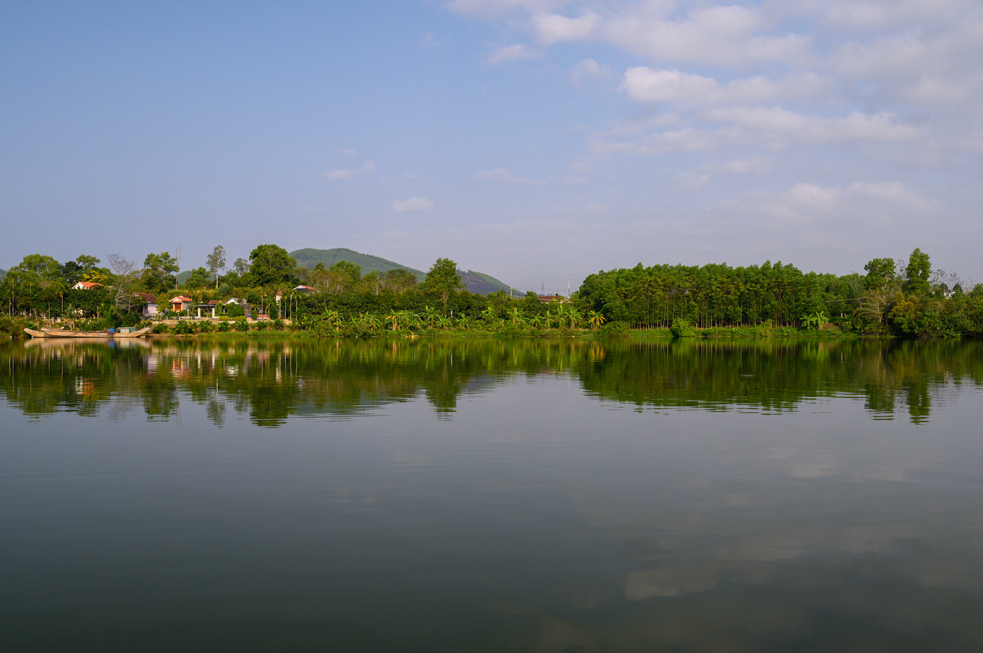 Boat trip from Hue Eco Lodge to Hue city via Thien Mu Pagoda