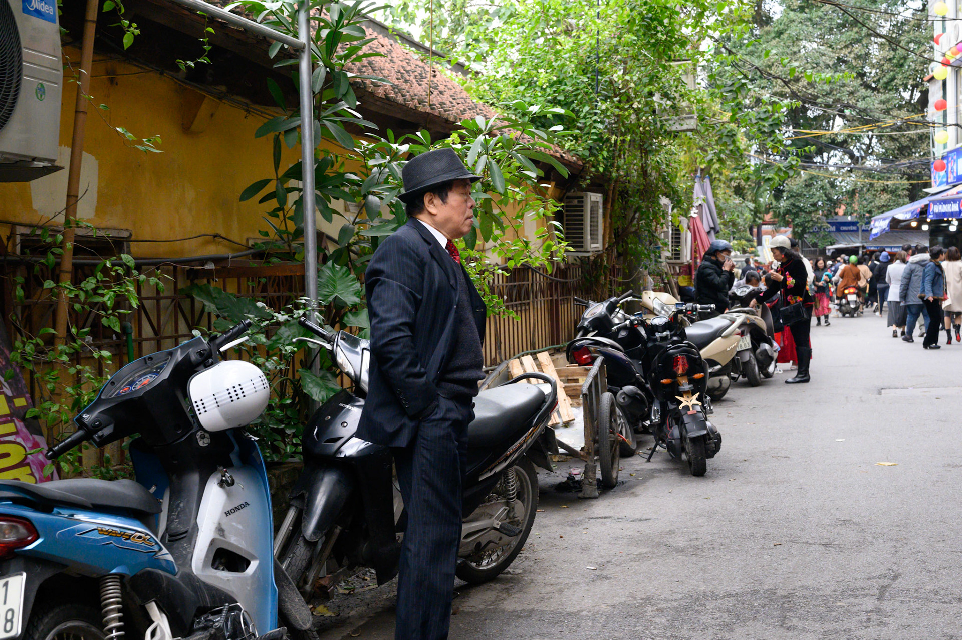 The latter end of Tet (Vietnamese new year) is a time for visiting the temples.
Around Phủ Tây Hồ (temple)
