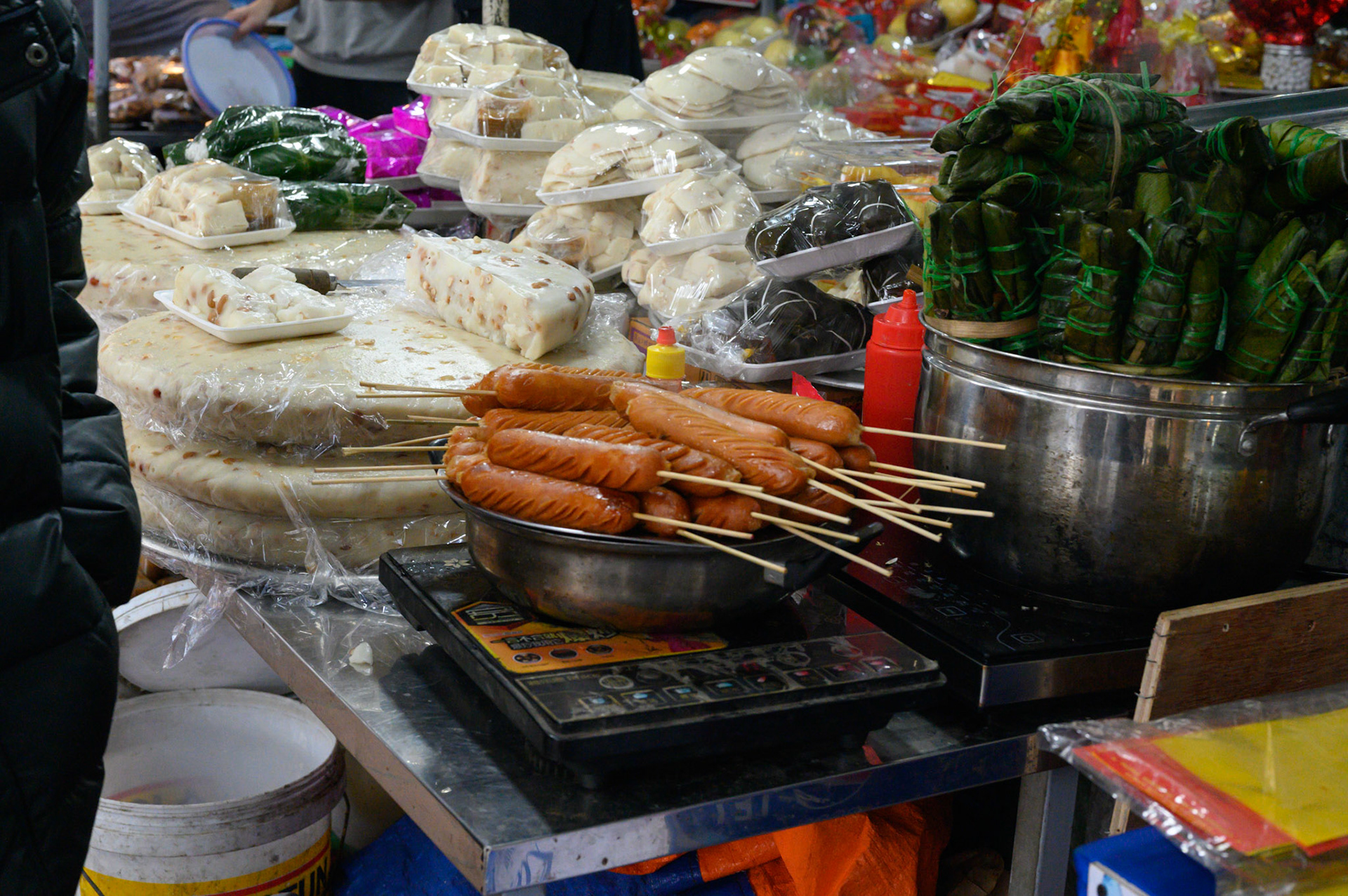 Around Phủ Tây Hồ (temple)