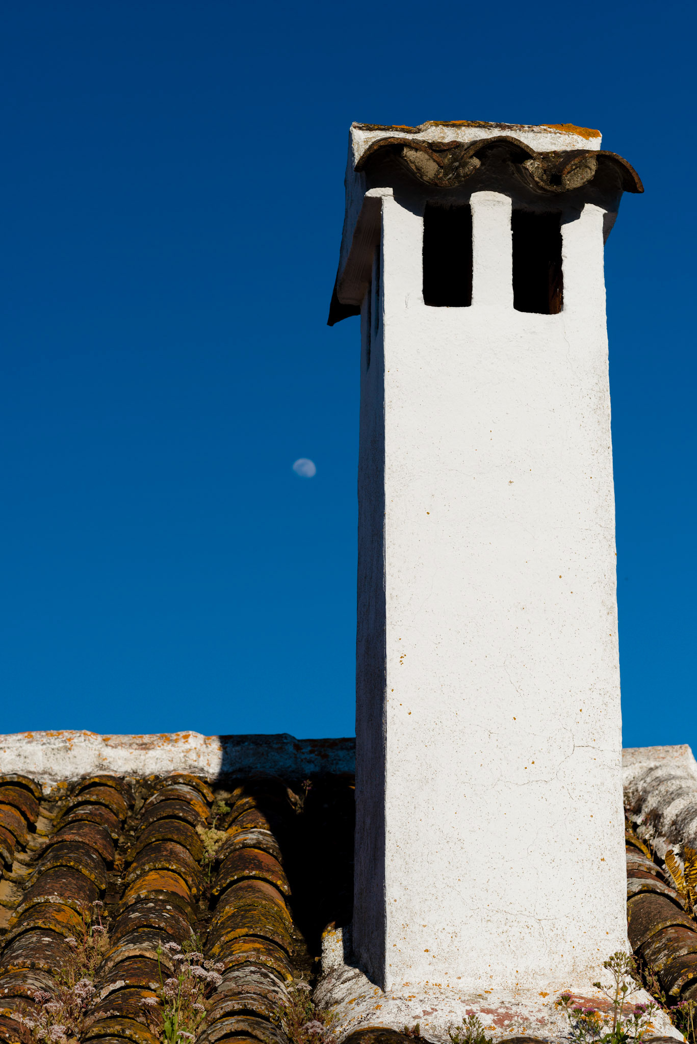 Vivid clear blue skies and whitewash.