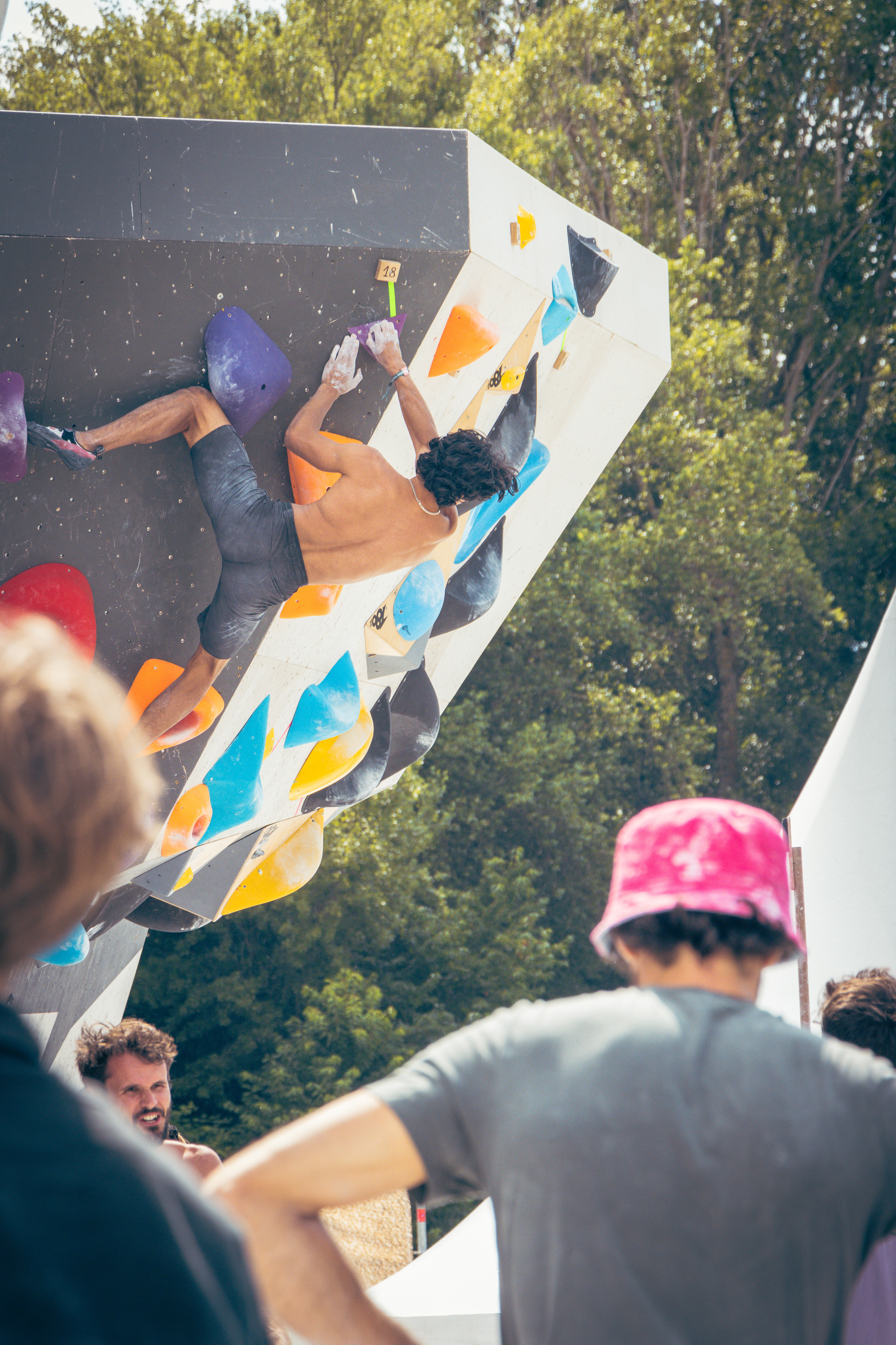 Grimpeur dans un bloc lors de la compétition des Natural Games