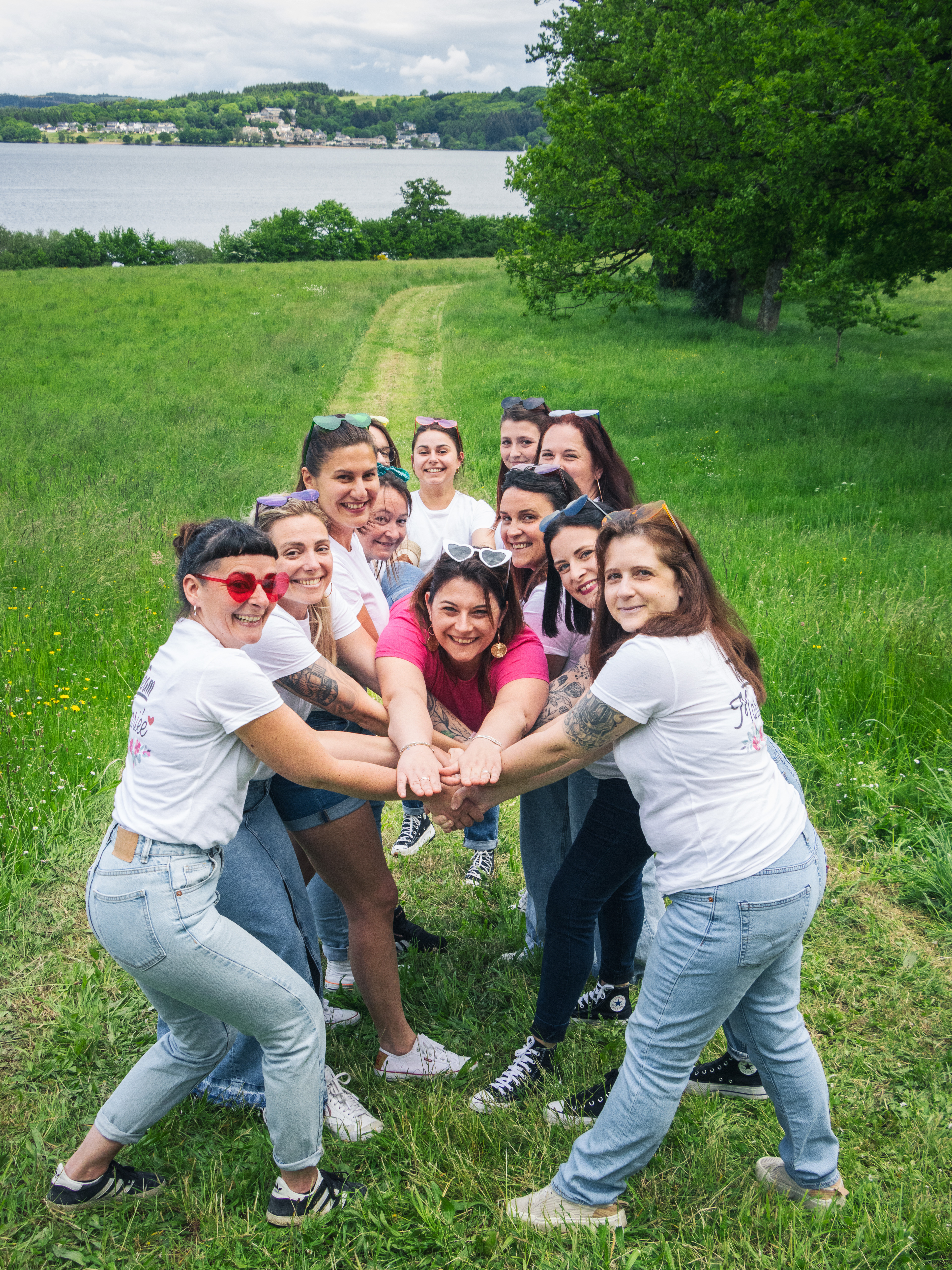 Photo EVJF de la future mariée qui se fait porter