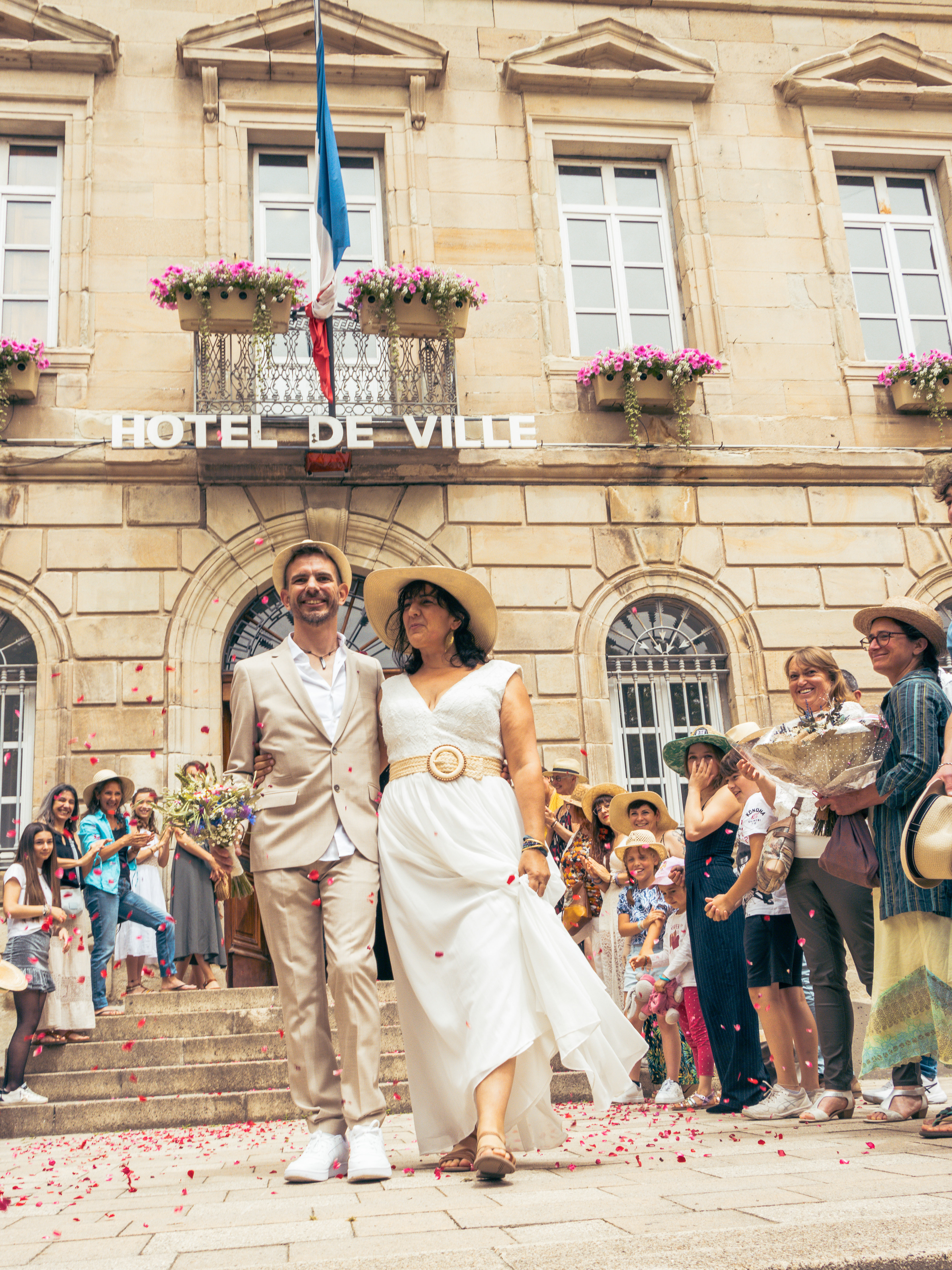 Sortie de mairie pour les mariés