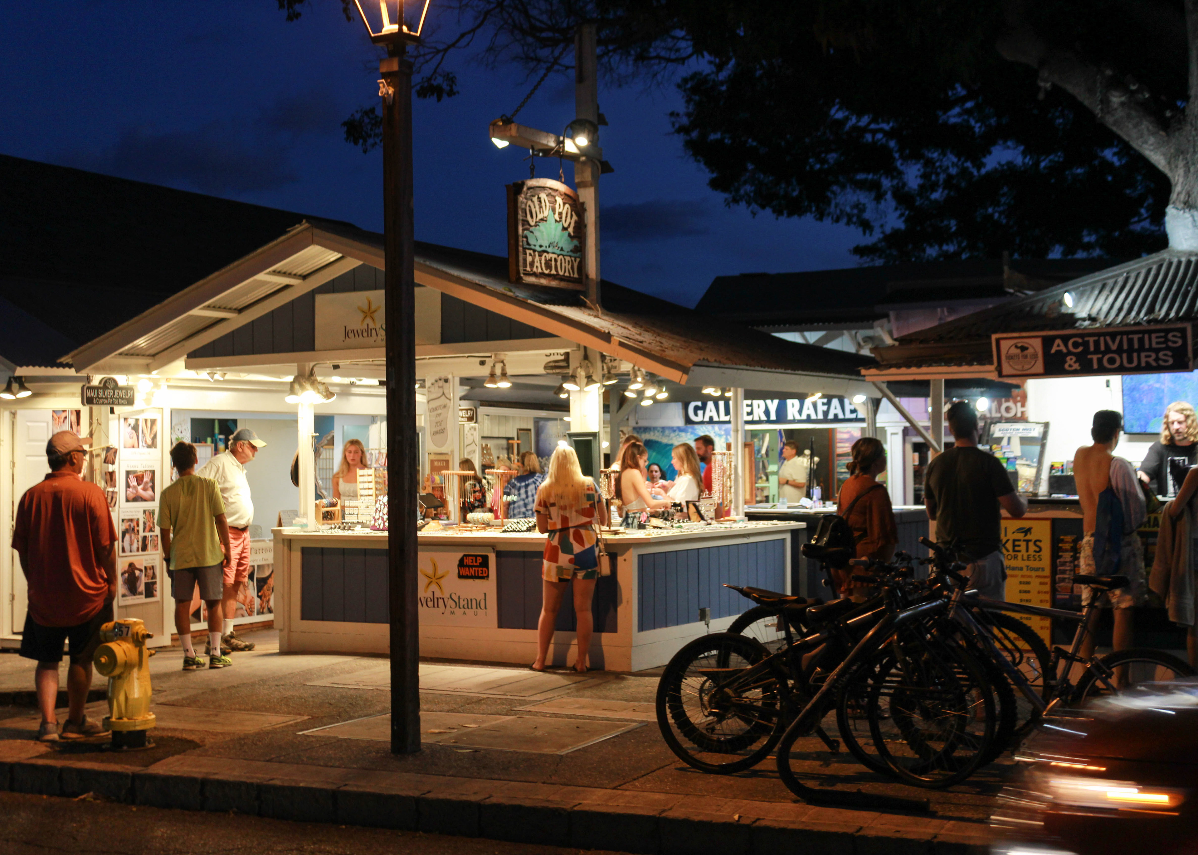 A jewelry stand on Front Street in Lahaina.