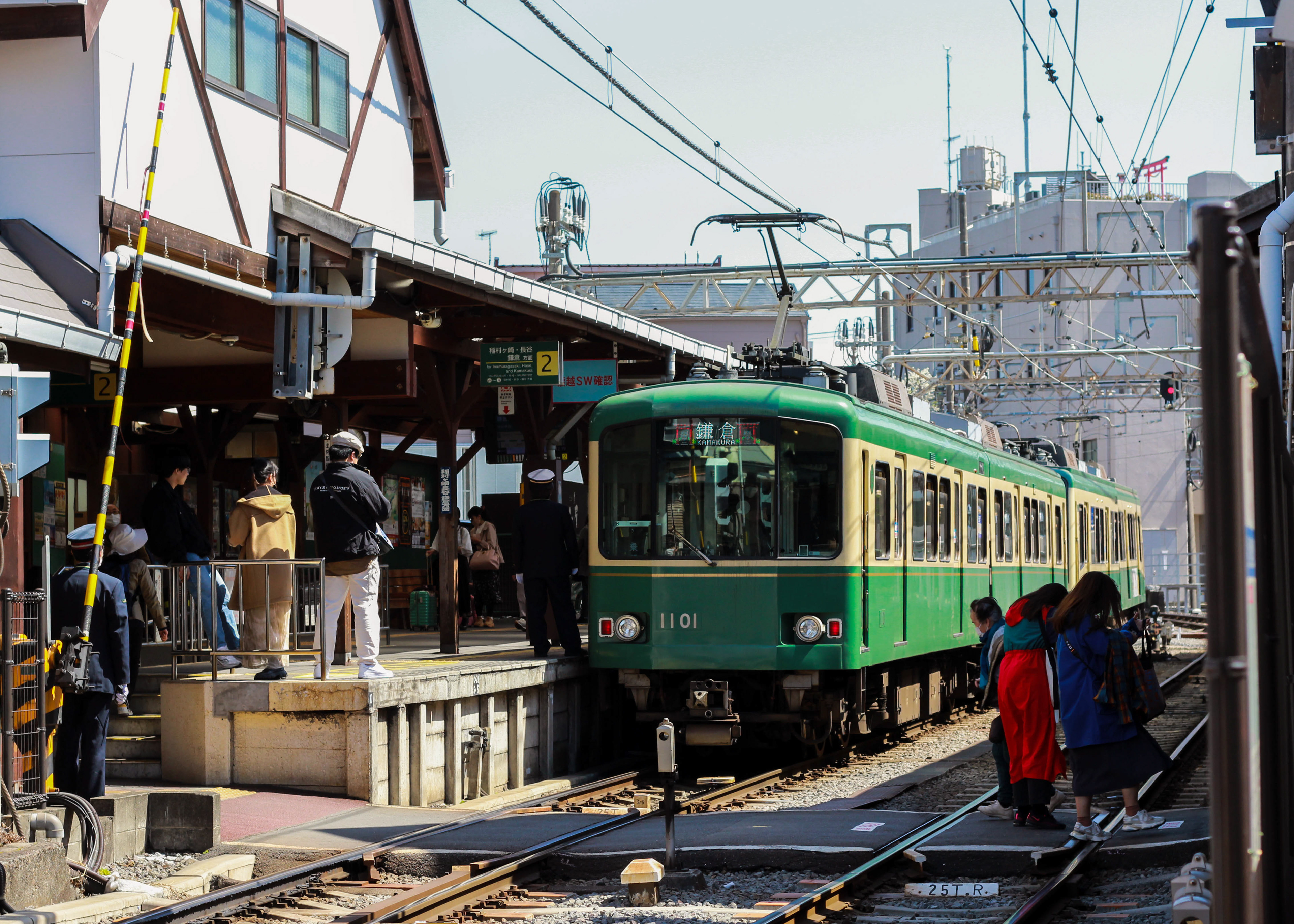 An Enoden train stopped at the Enoshima station.