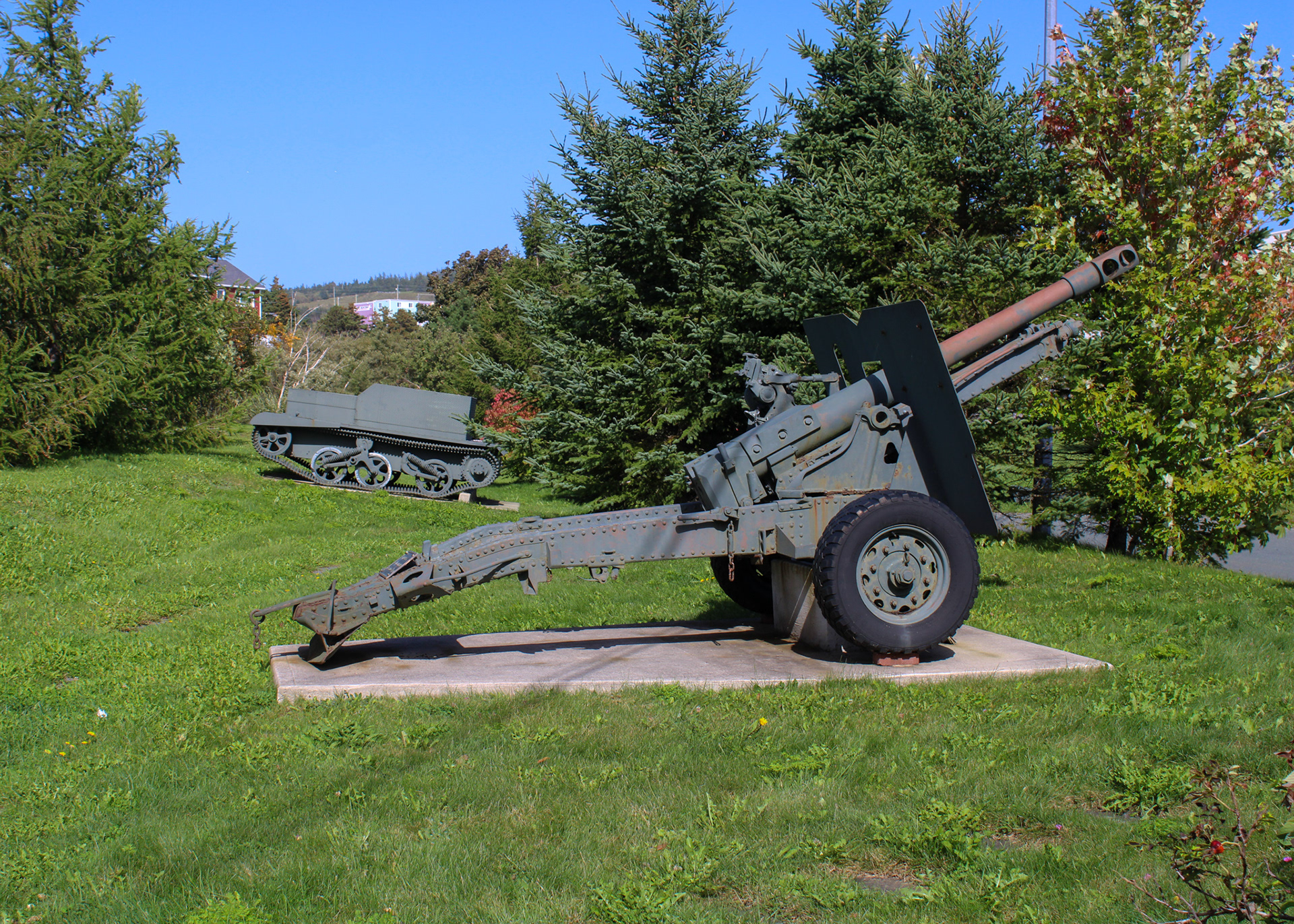 25 pounder gun and universal carrier on display at the Royal Artillery Park