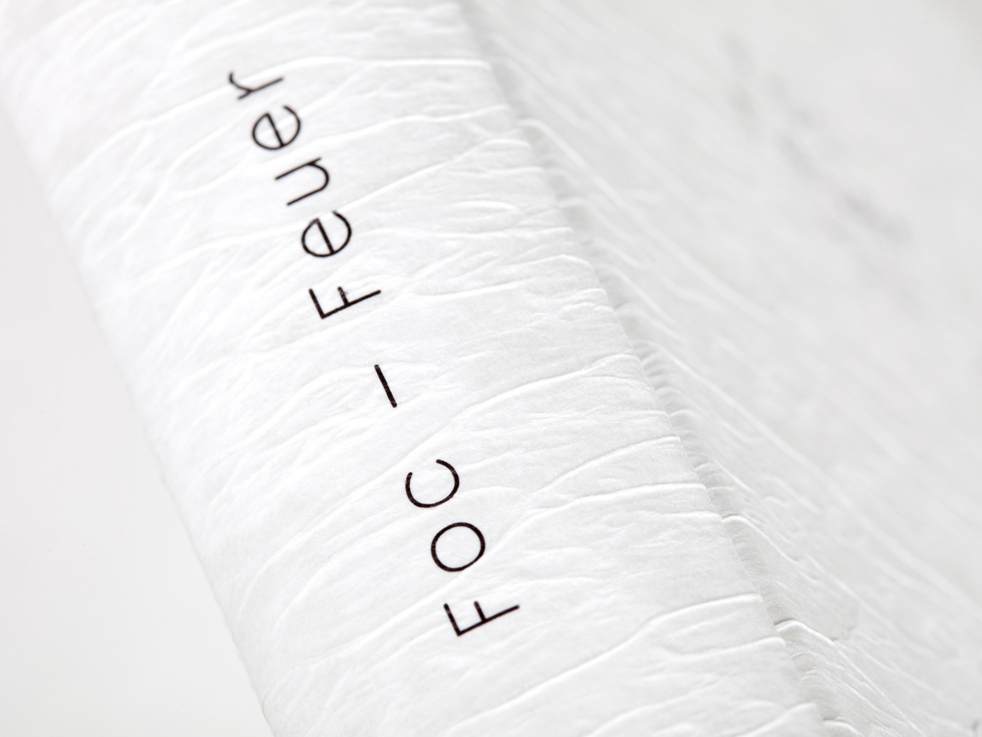 Fester Einband mit Strukturpapier