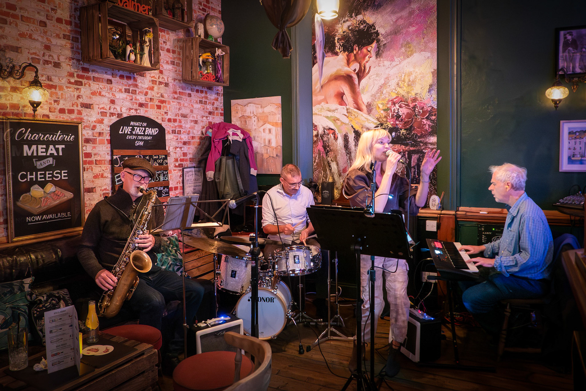 Graeme Airth's Quartet, Walmer Castle Pub Jazz session, Saturday 28th October. Graeme is on the Saxophone. Singing jazz, latin and vintage pop is Sarah-Jane Hassell.