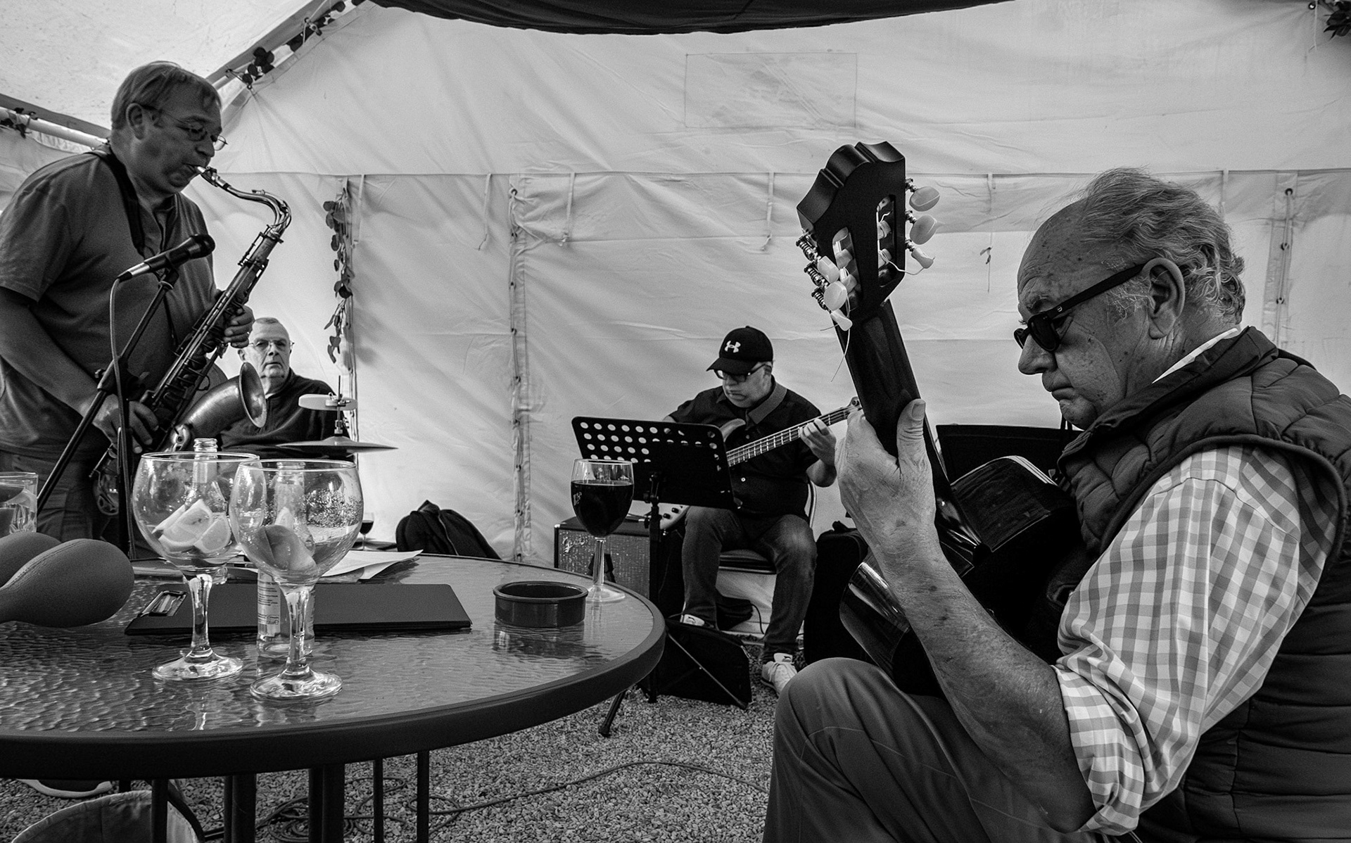 The Andy McLean Quintet with guest guitarist.