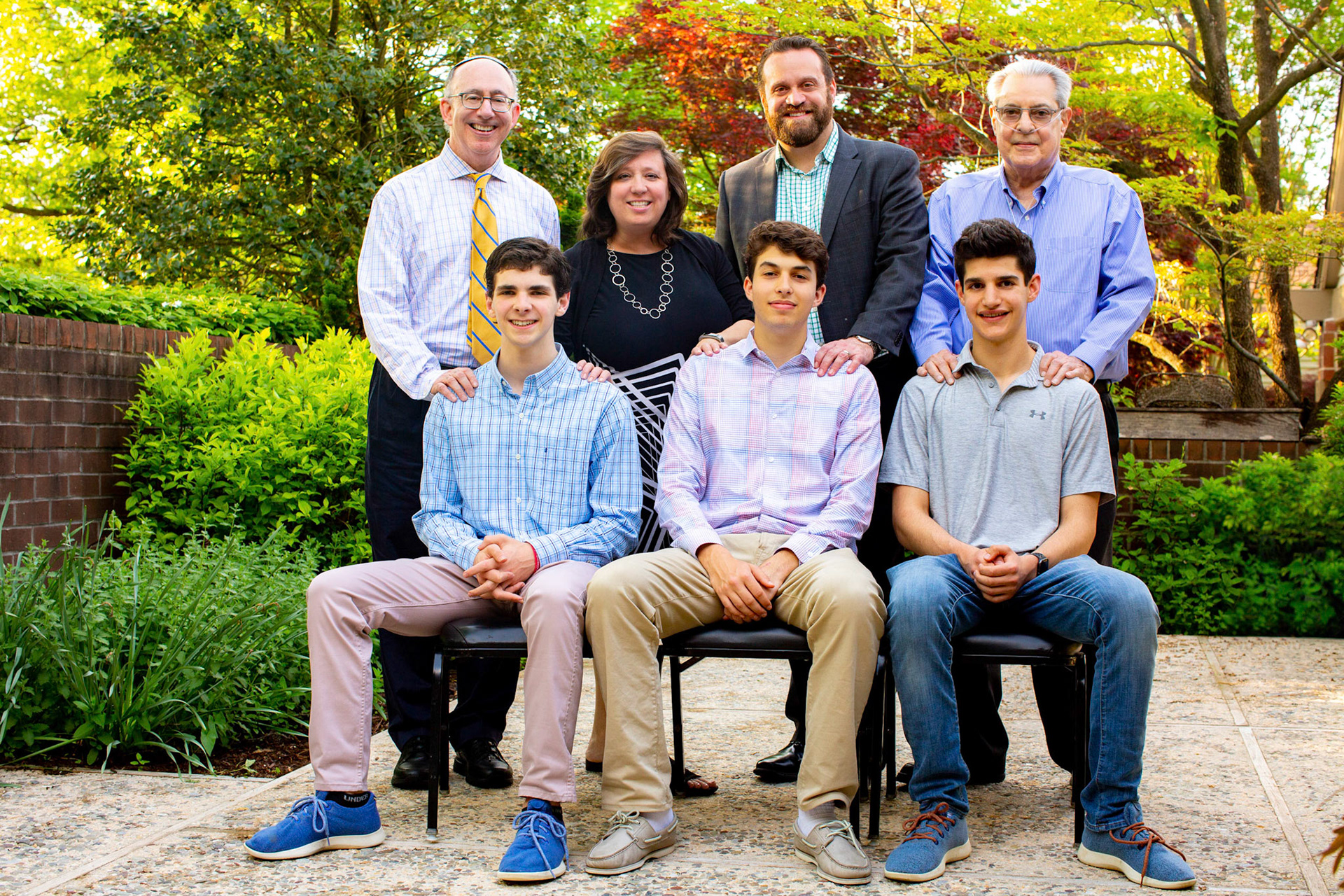 Chizuk Amuno Netivot 2019 Graduation portrait with Rabbis Zaiman, Gruenberg, Seltzer, and Wechsler.